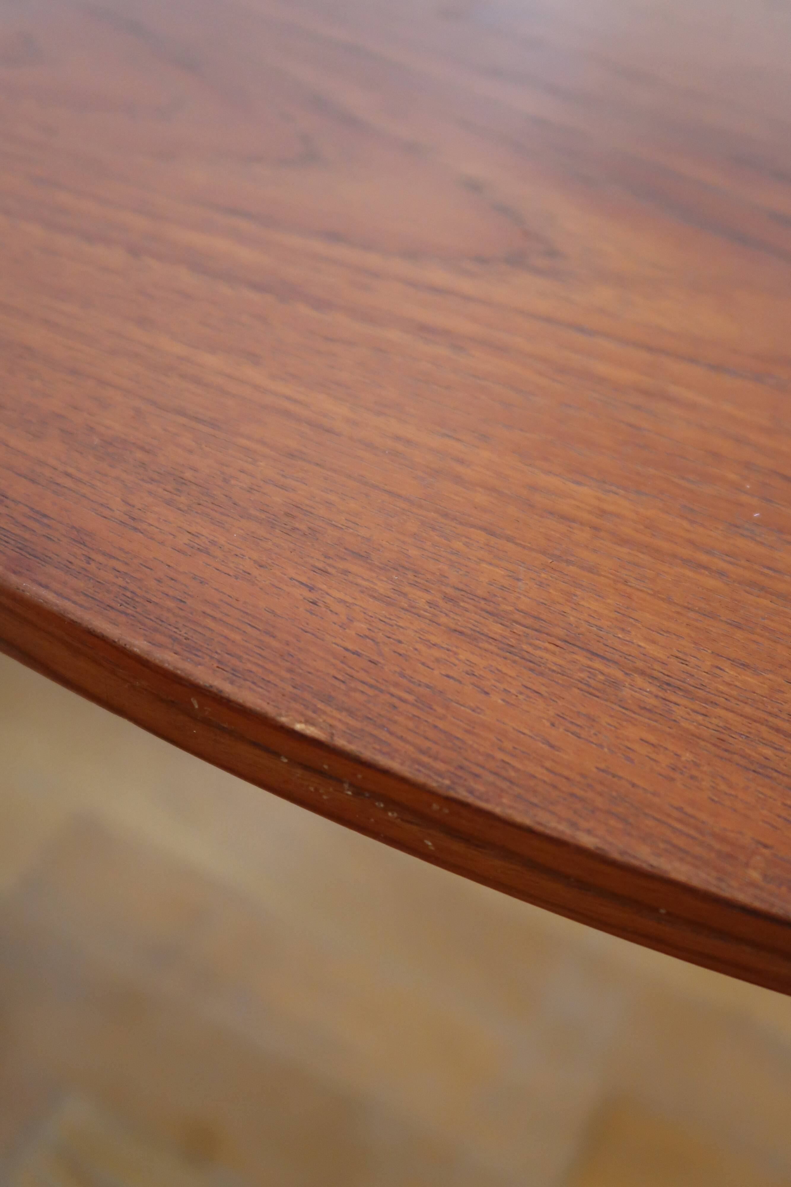 Extendable Scandinavian Round Table