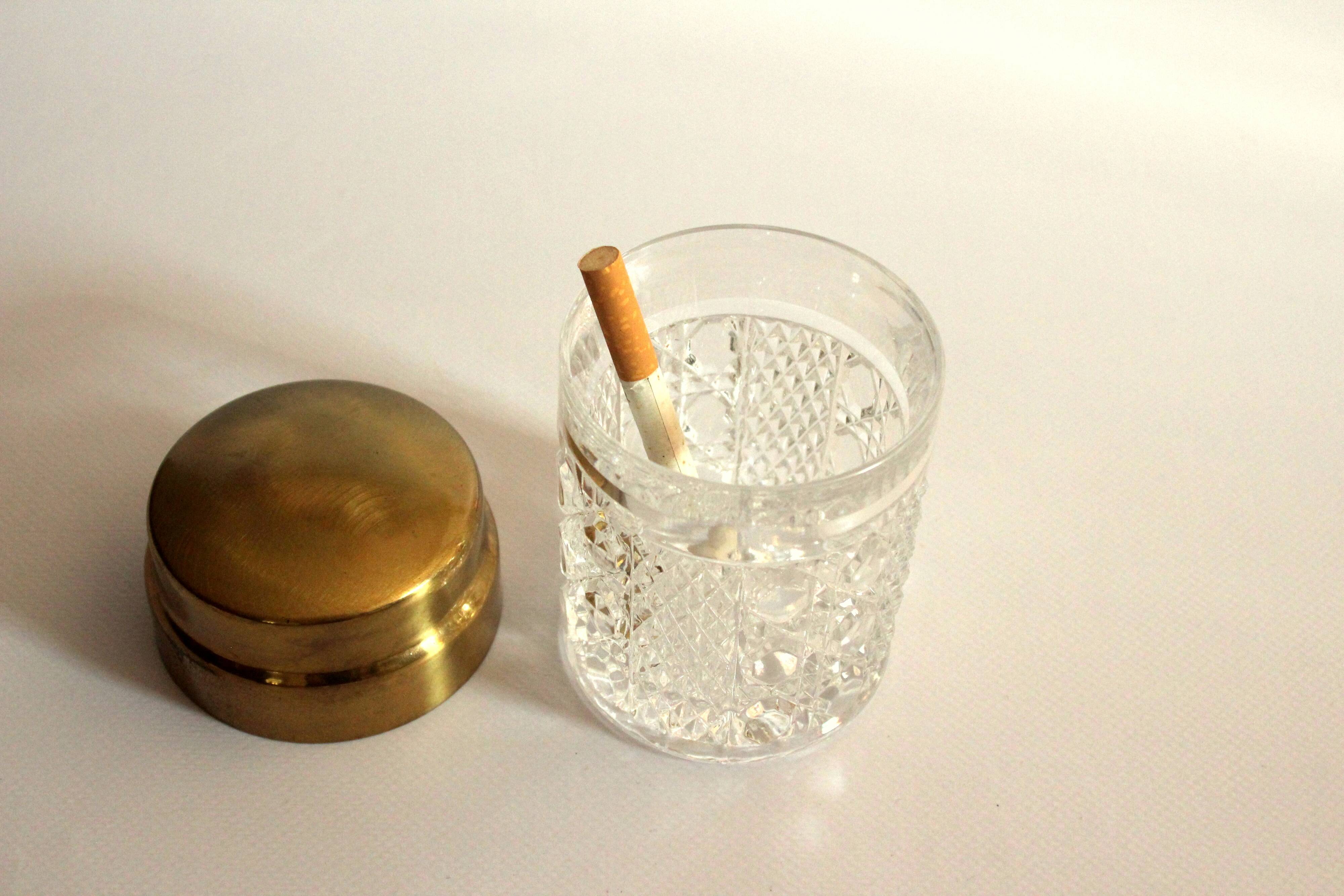 Boîte à cigarettes élégante des années 1960 en verre de cristal avec un couvercle en laiton, vintage