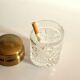 Boîte à cigarettes élégante des années 1960 en verre de cristal avec un couvercle en laiton, vintage