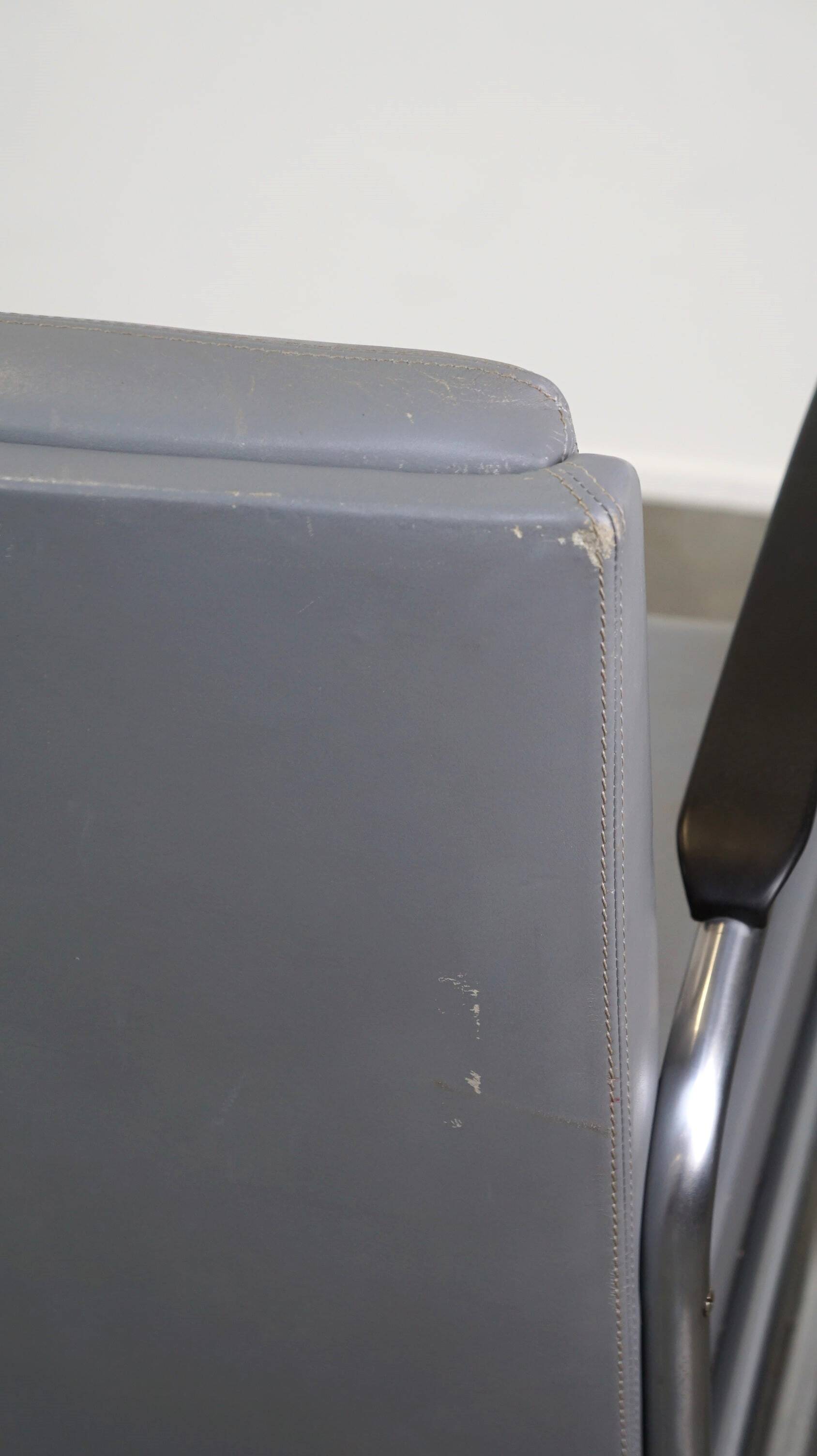 Vintage grey cow leather bauhaus design armchair by Ahrend de Cirkel