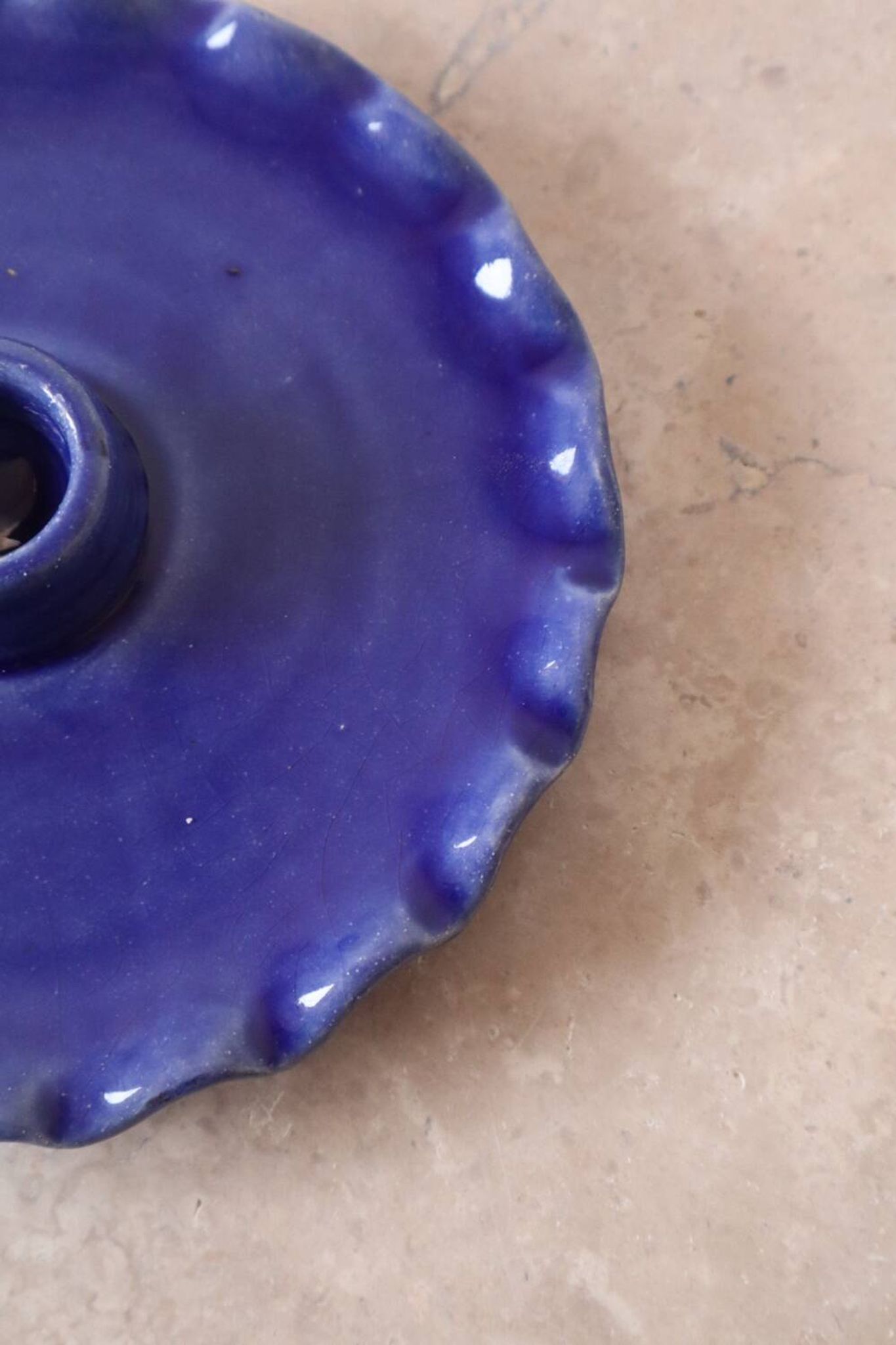 Bougeoir assiette en céramique dentelée bleu klein