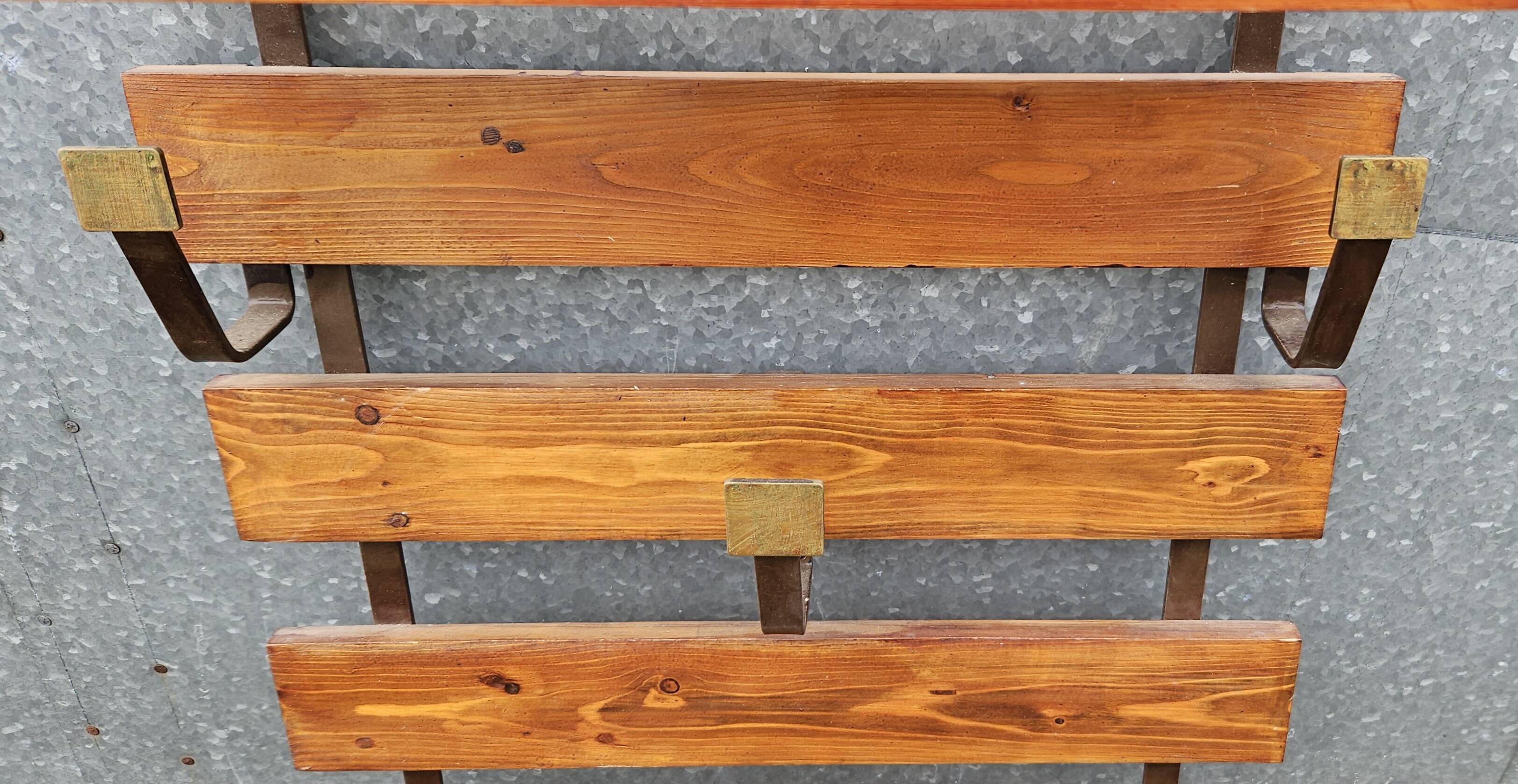 Wall-mounted coat rack in iron and wooden slats