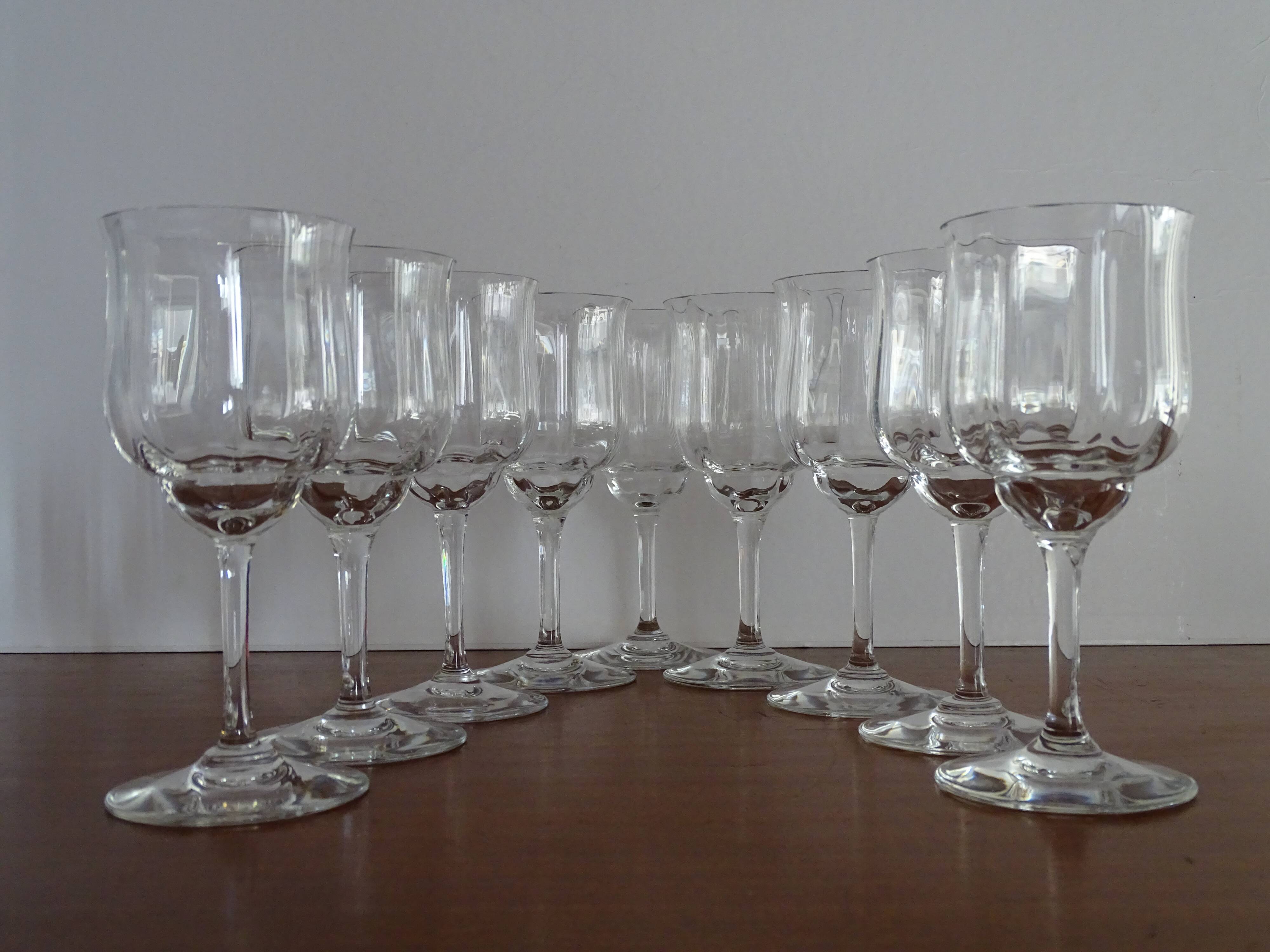 9 Baccarat crystal red wine glasses, Capri model, signed - 15 cm