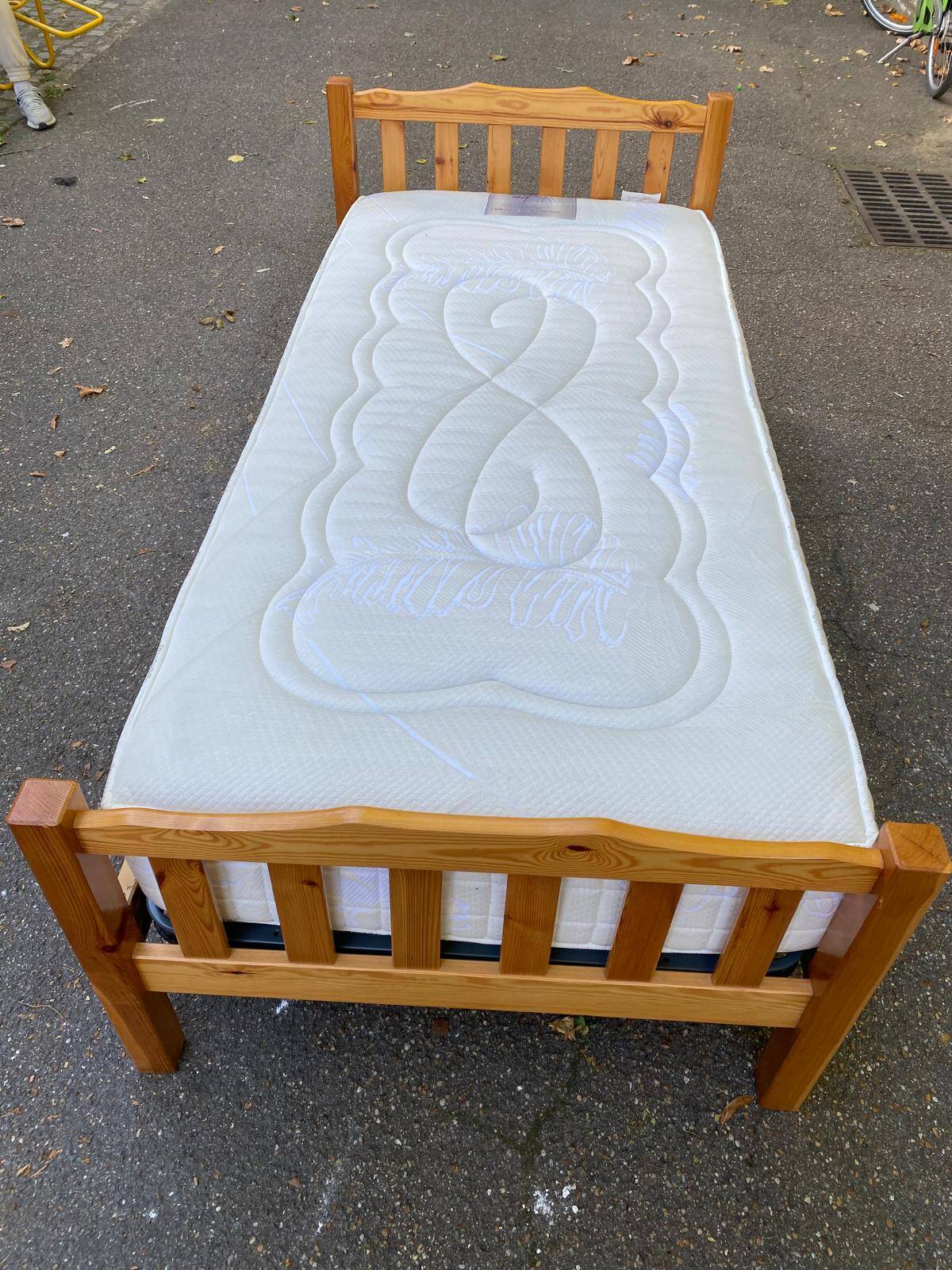Lit sommier une place 90x200cm en bois massif pin style scandinave