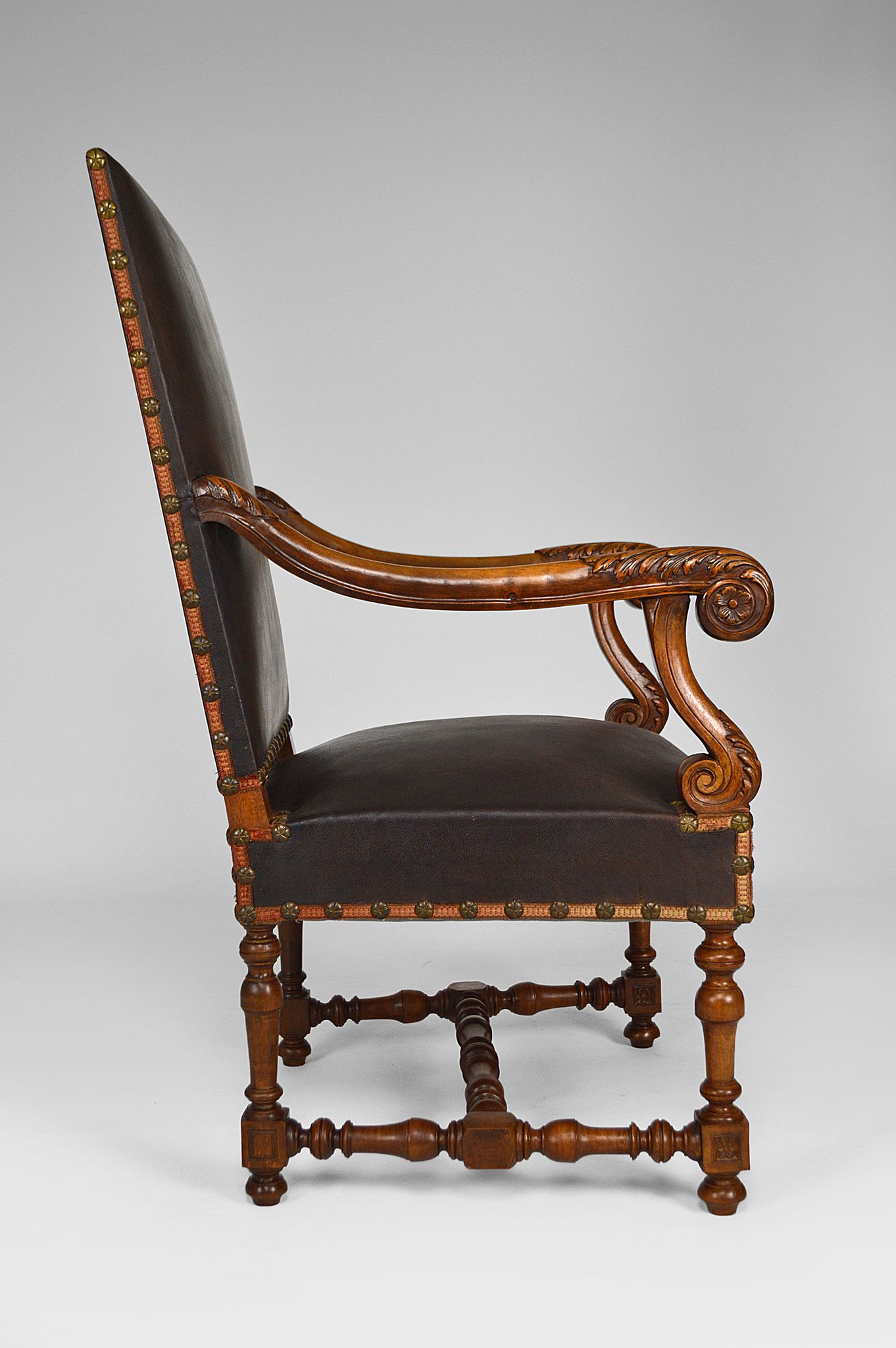 Fauteuil de bureau Louis XIII en cuir et noyer sculpté vers 1860