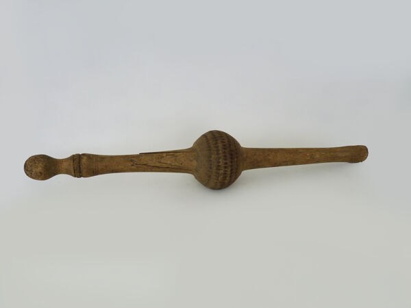 Ancienne quille basque en bois cloutée XIXème