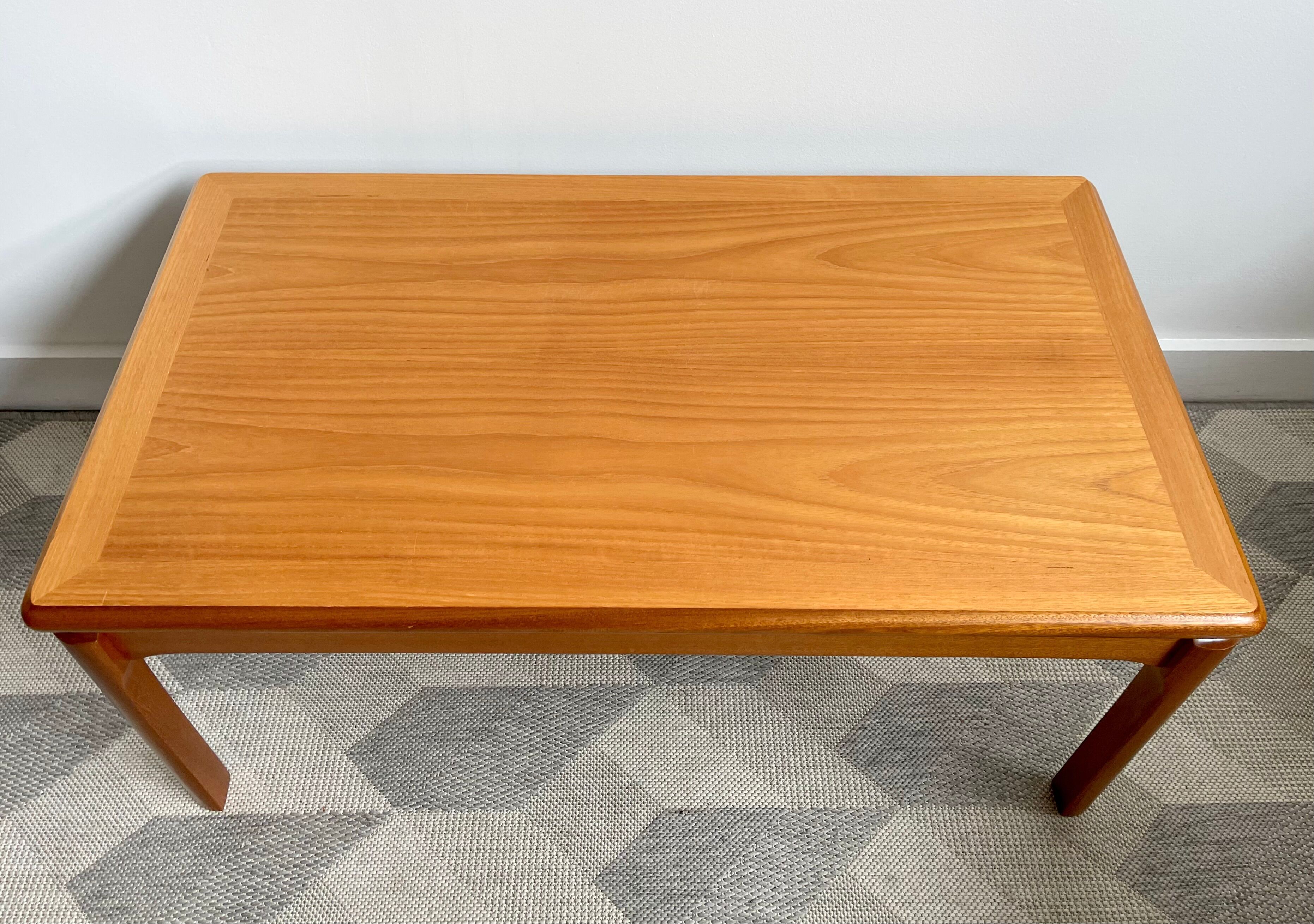 Table basse en teck par Nathan