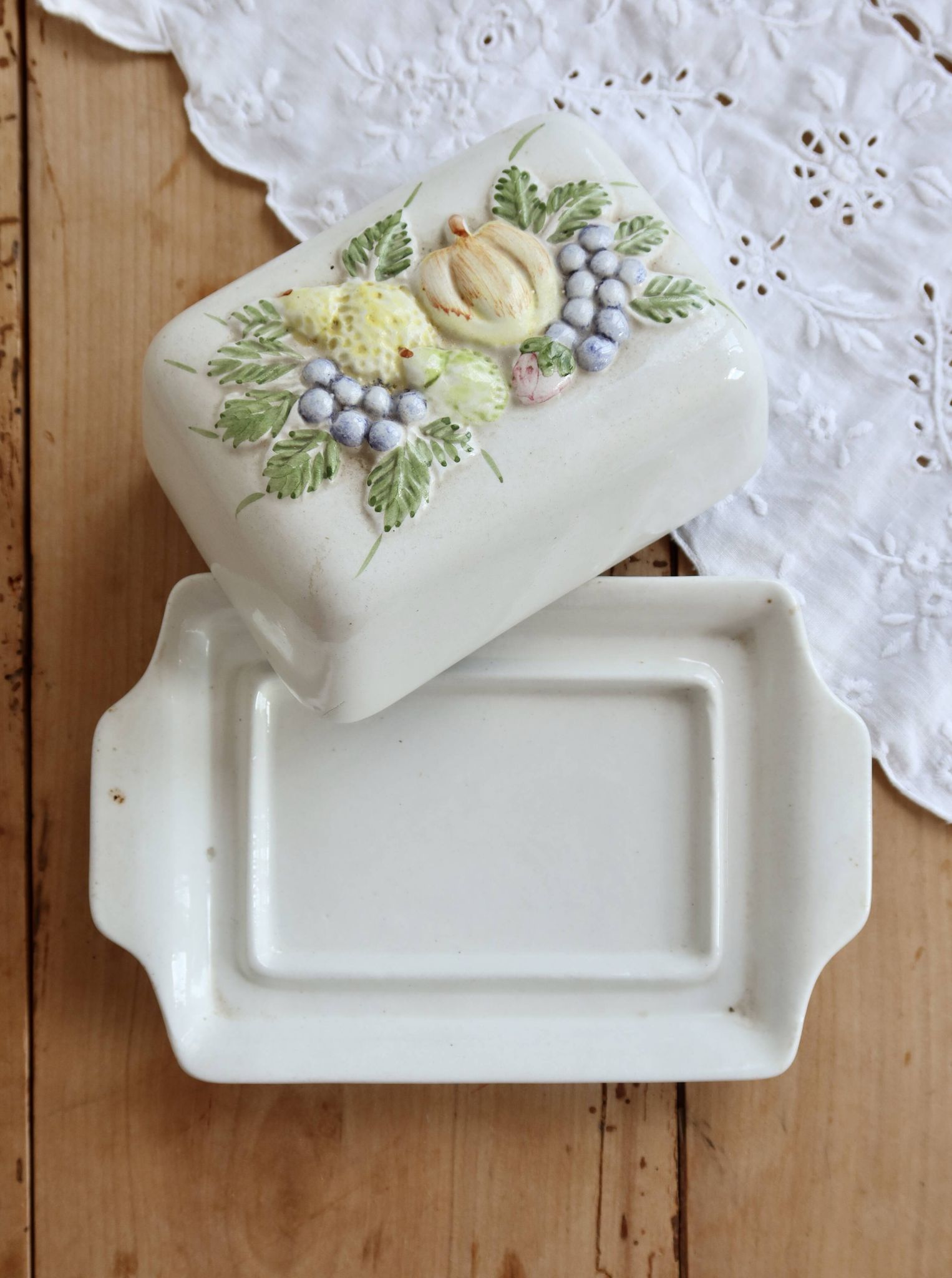 Large vintage faience butter dish and barbotine with fruit motif - Gerber Prestige