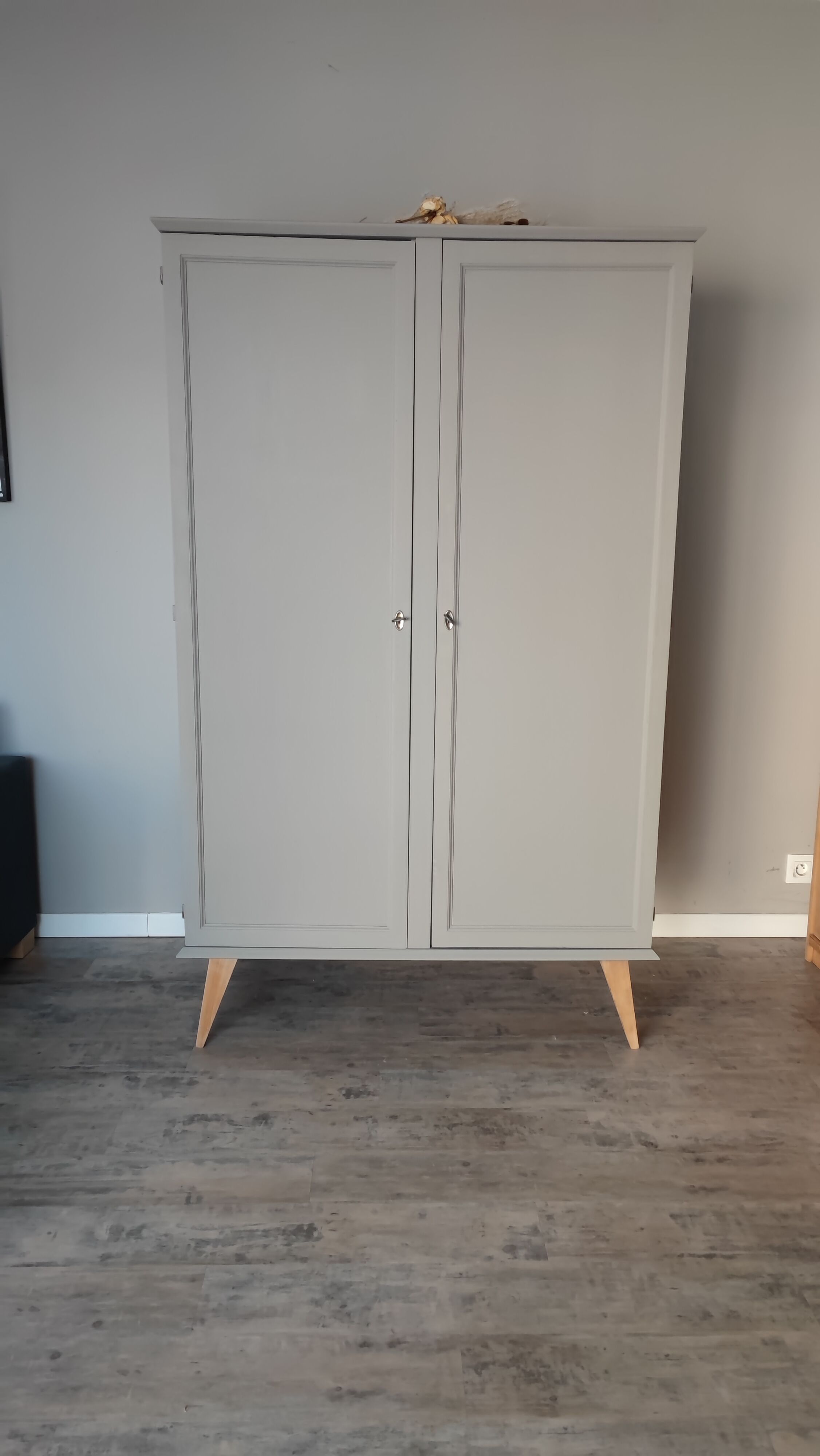 Wardrobe feet compass year 70