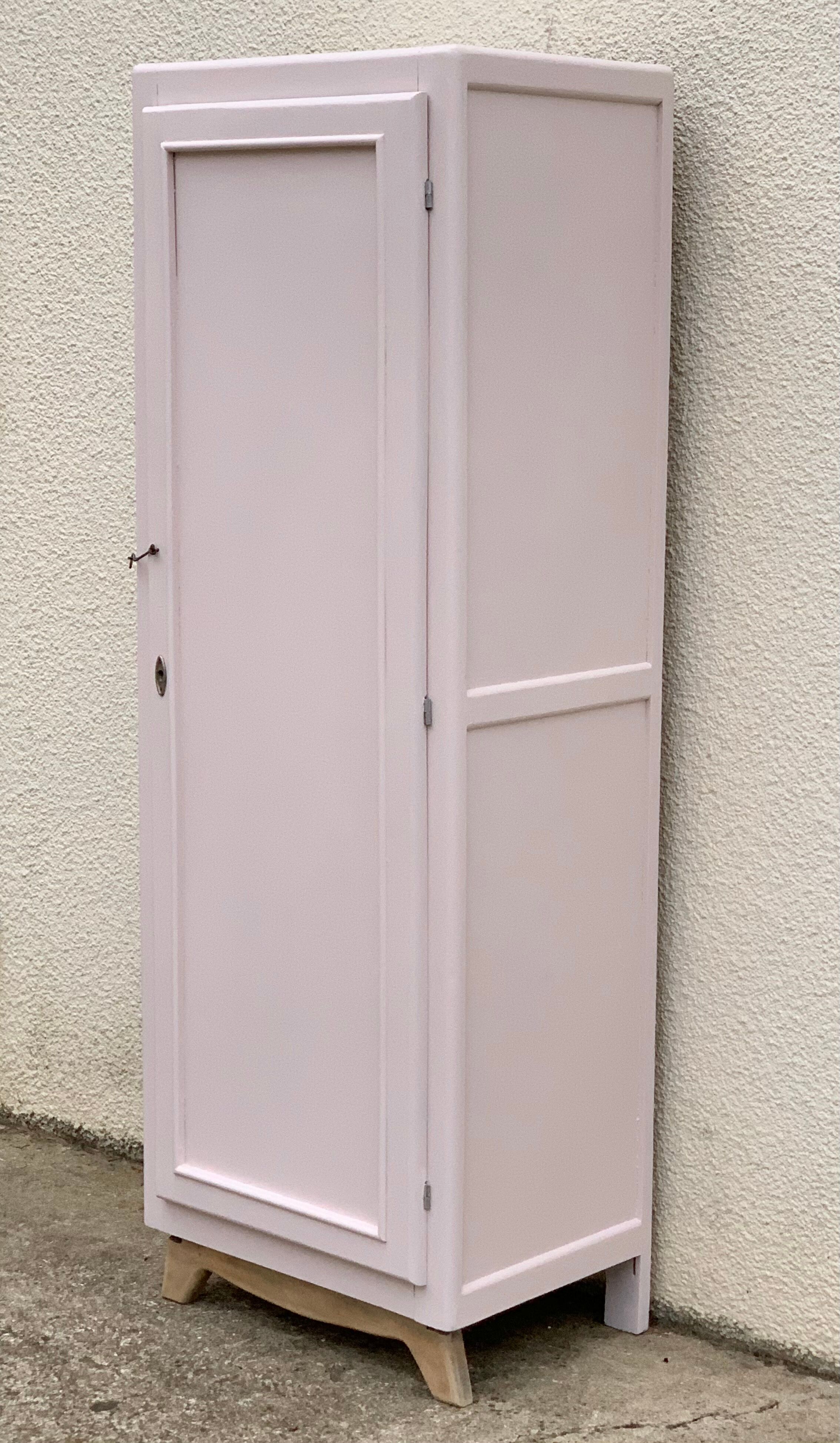 Parisian bonnetière cabinet nude 1930