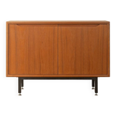 Commode classique des années 1960 avec un espace de rangement pratique et fermé.