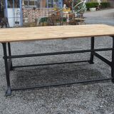 Table industrielle en fonte et plateau en bois