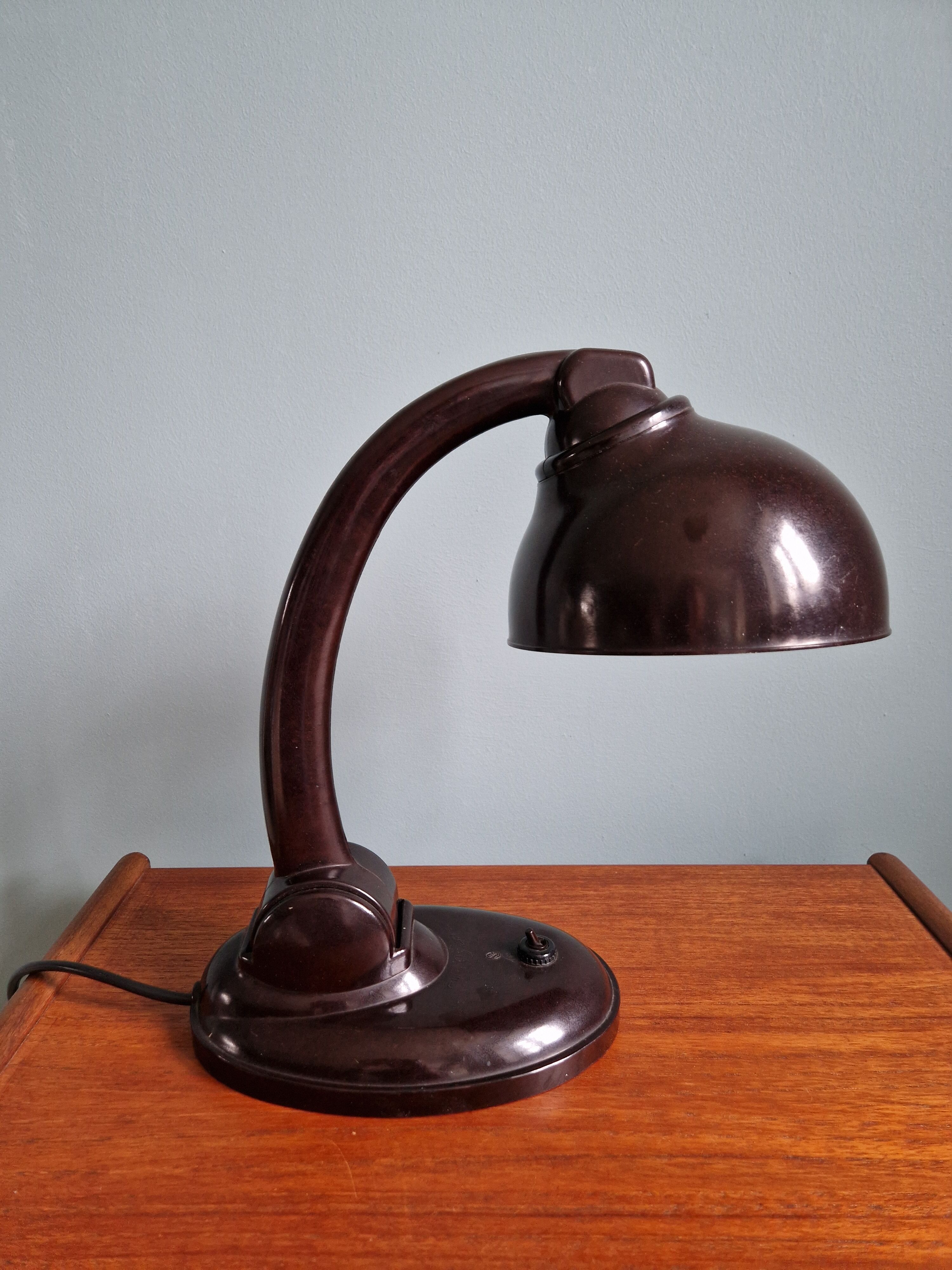 Brown Bakelite desk lamp, Eric Kirkman Cole, 1930s
