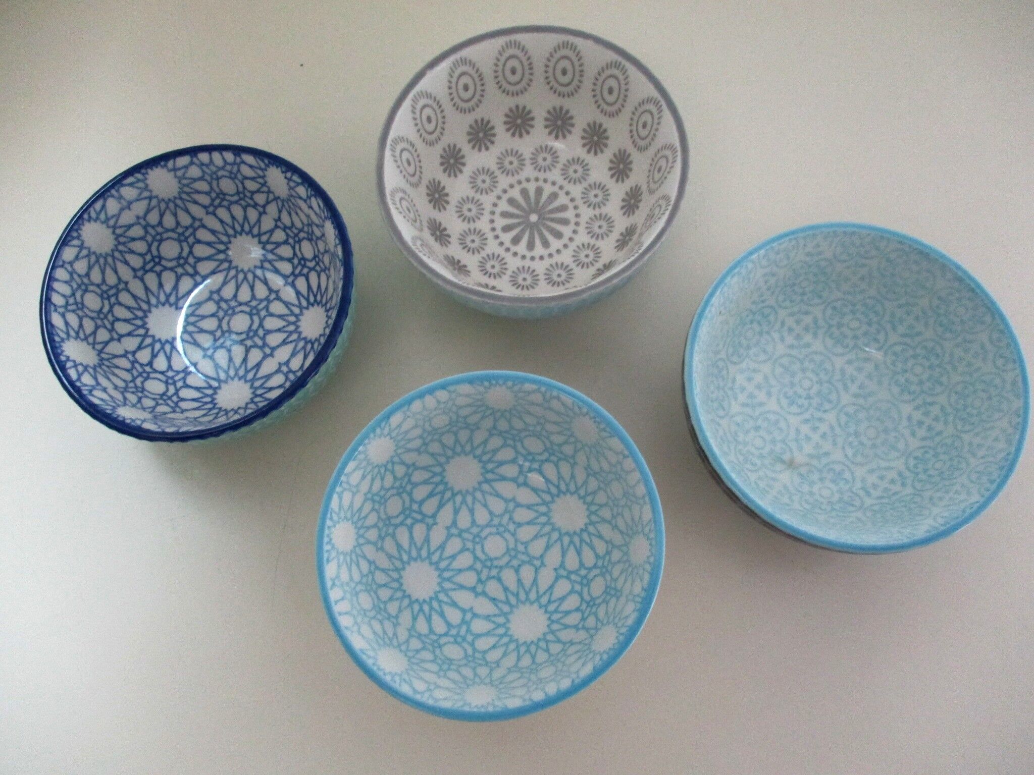 Set of 8 ceramic bowls
