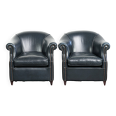 Ensemble de fauteuils de club en cuir de vache bleu foncé avec un design unique.