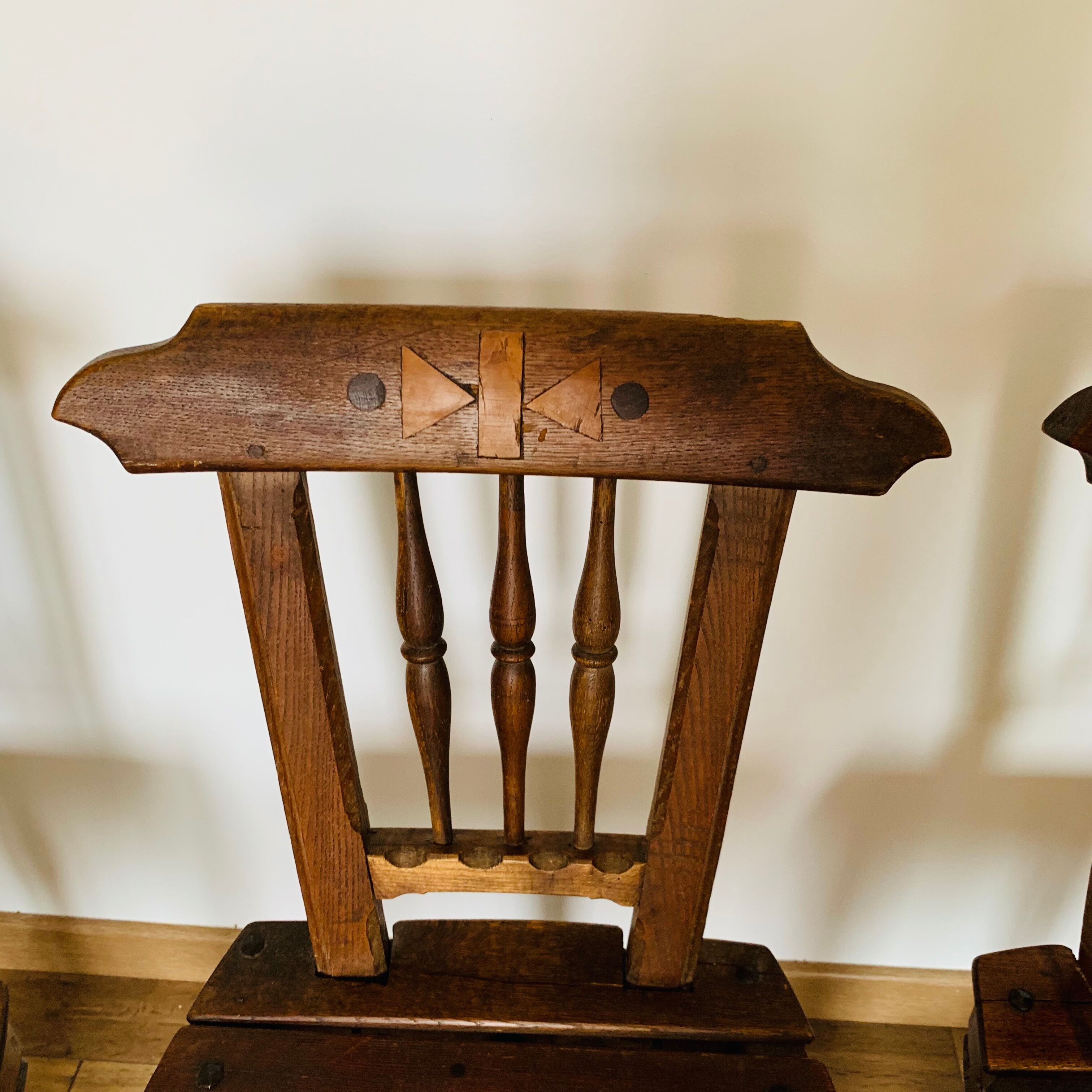 Ensemble de 5 chaises en bois, travail artisanal