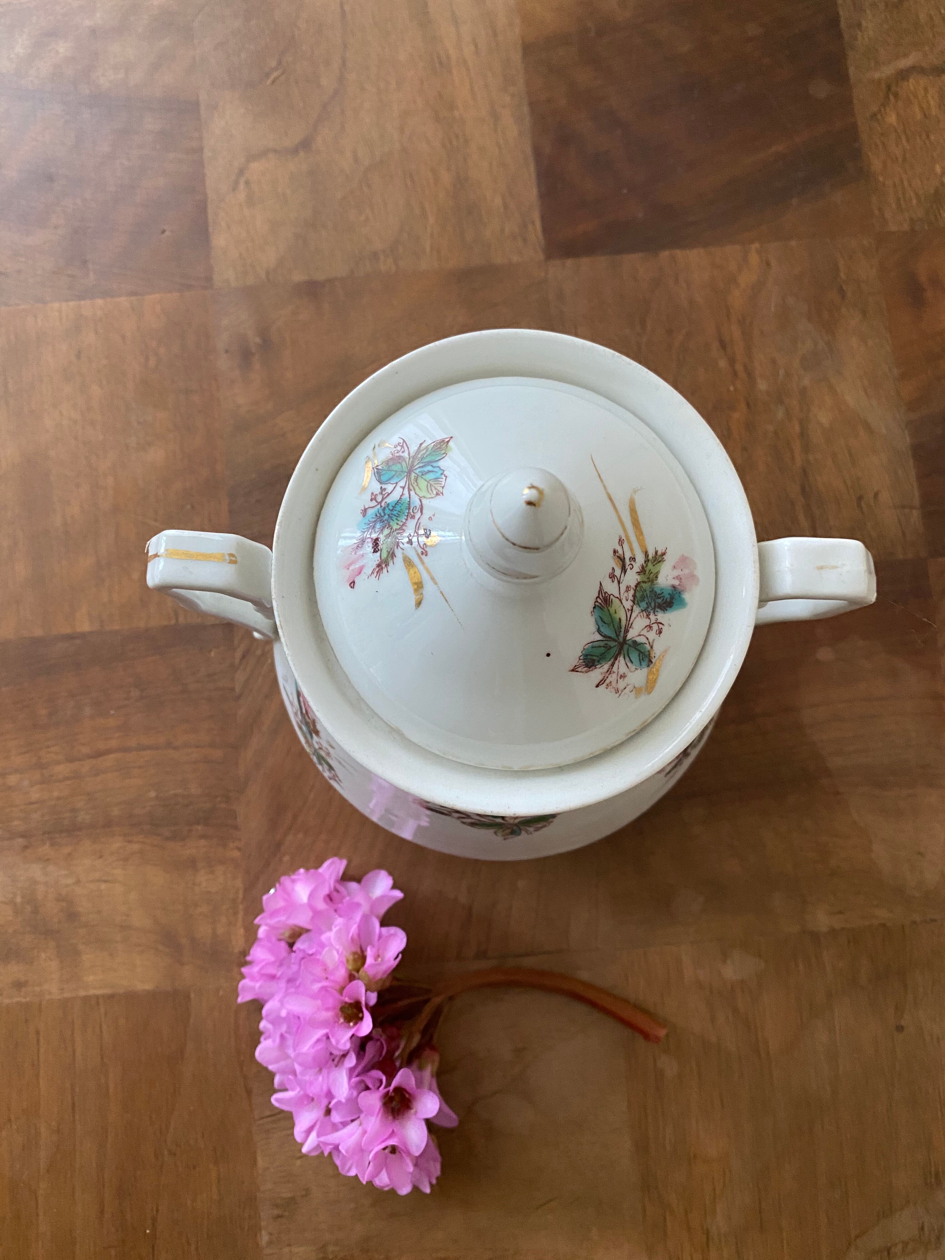 Ceramic flower pot and lid