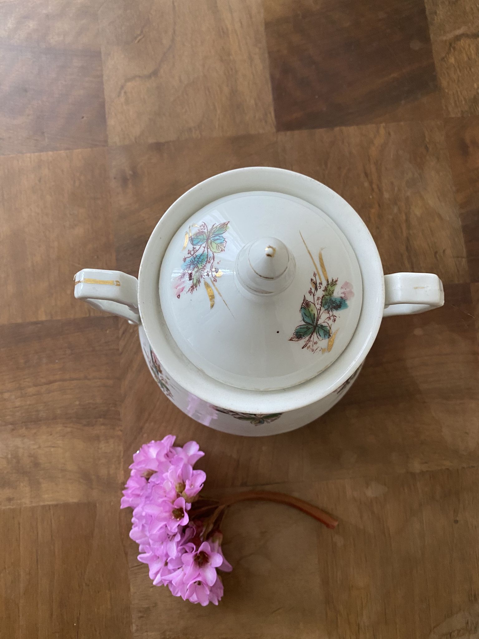 Pot et son couvercle en céramique à fleurs
