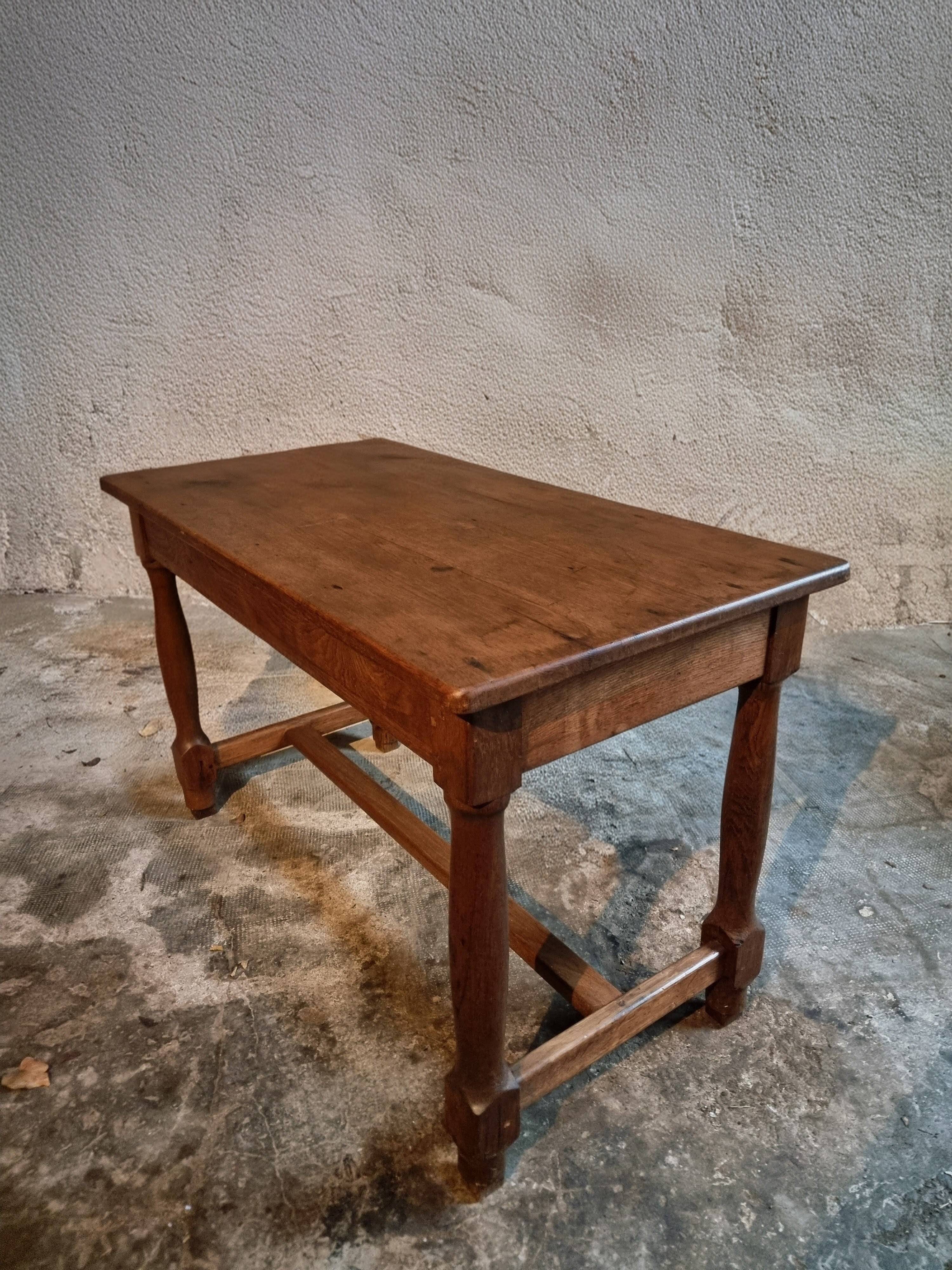 Antique French farmhouse table in oak (1780–1830) – Walnut legs – Rustic provincial dining table