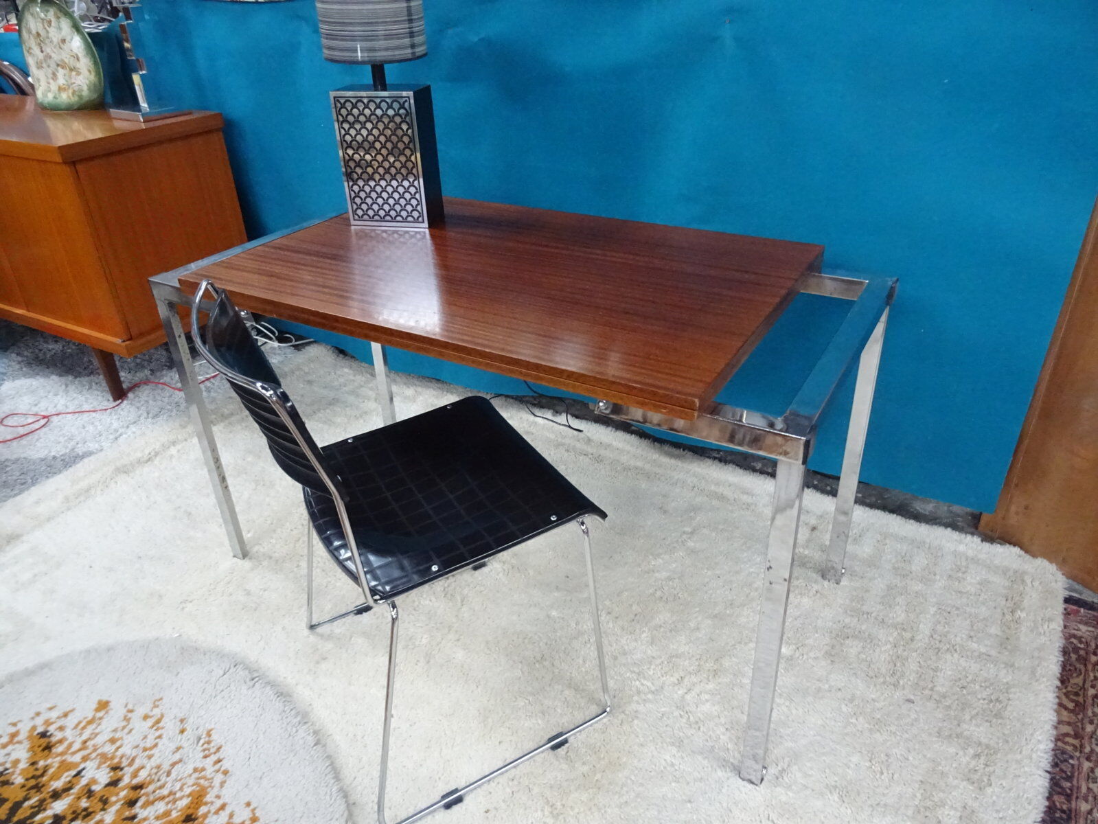 Extendable rise and fall table