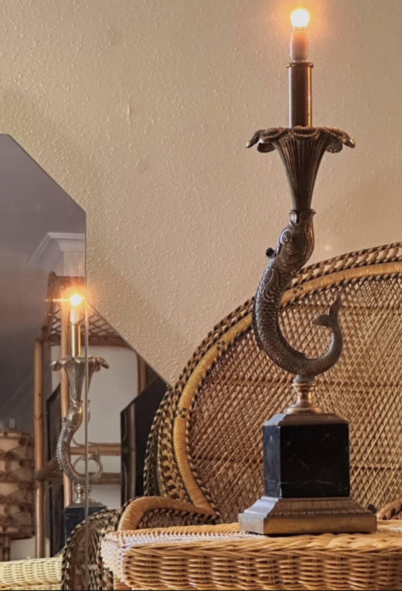 Lampe sculpturale vintage avec dauphin en bronze sur base en marbre noir -Holl