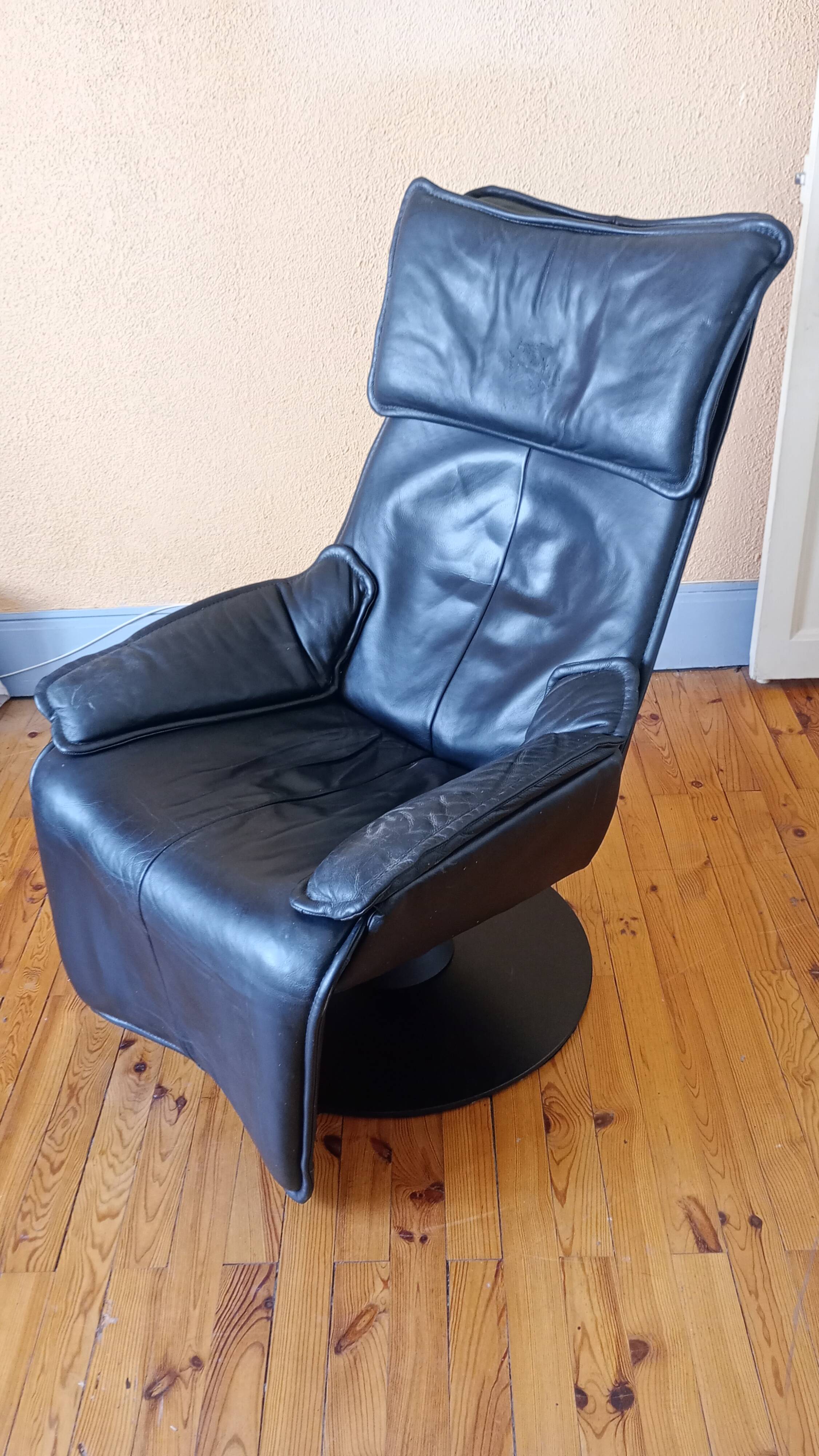 Armchair by designer Hjellegjerde. Contura Zero Gravity model for Modi.