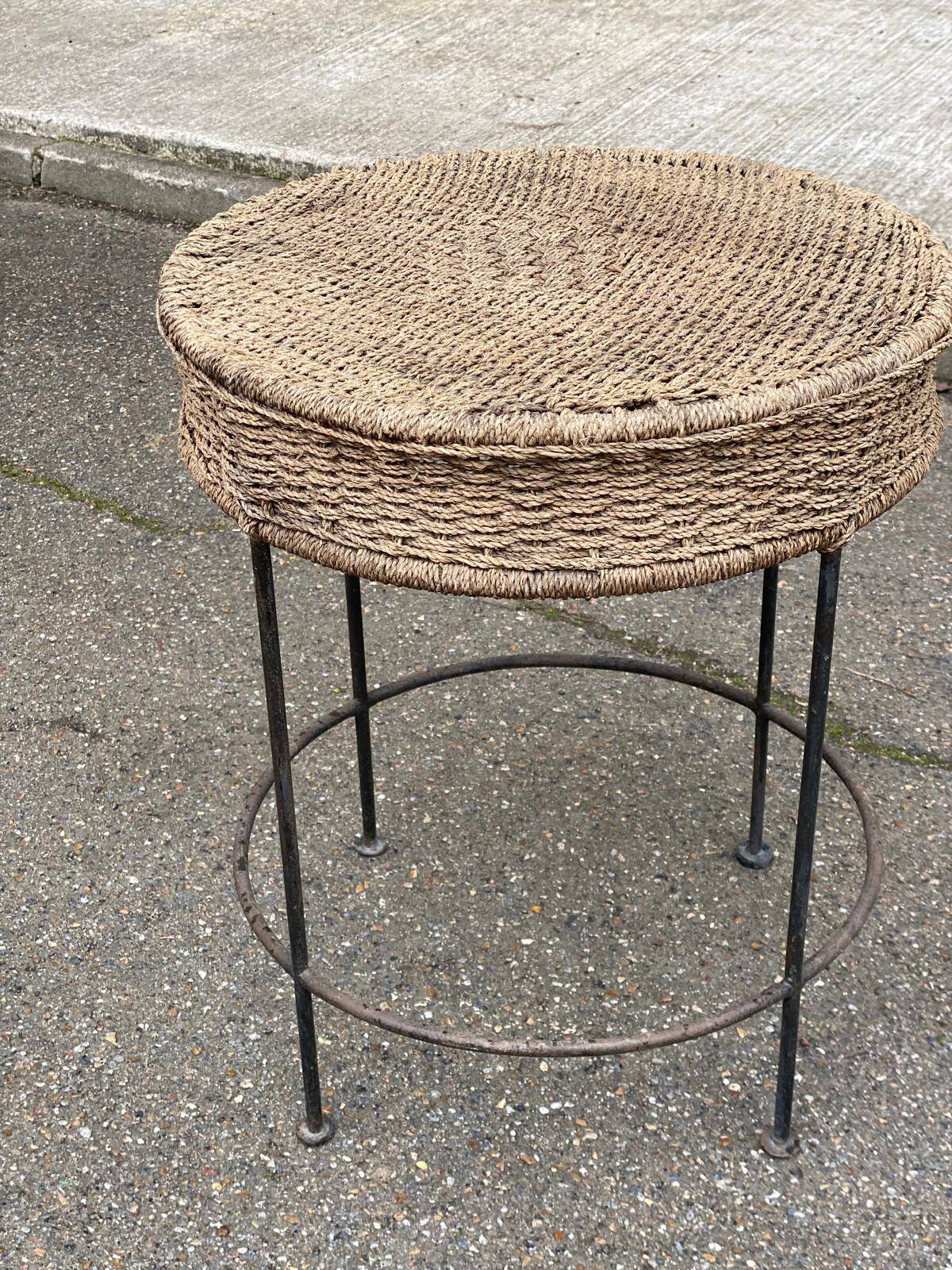 Round side table in woven straw and black steel