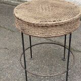 Round side table in woven straw and black steel