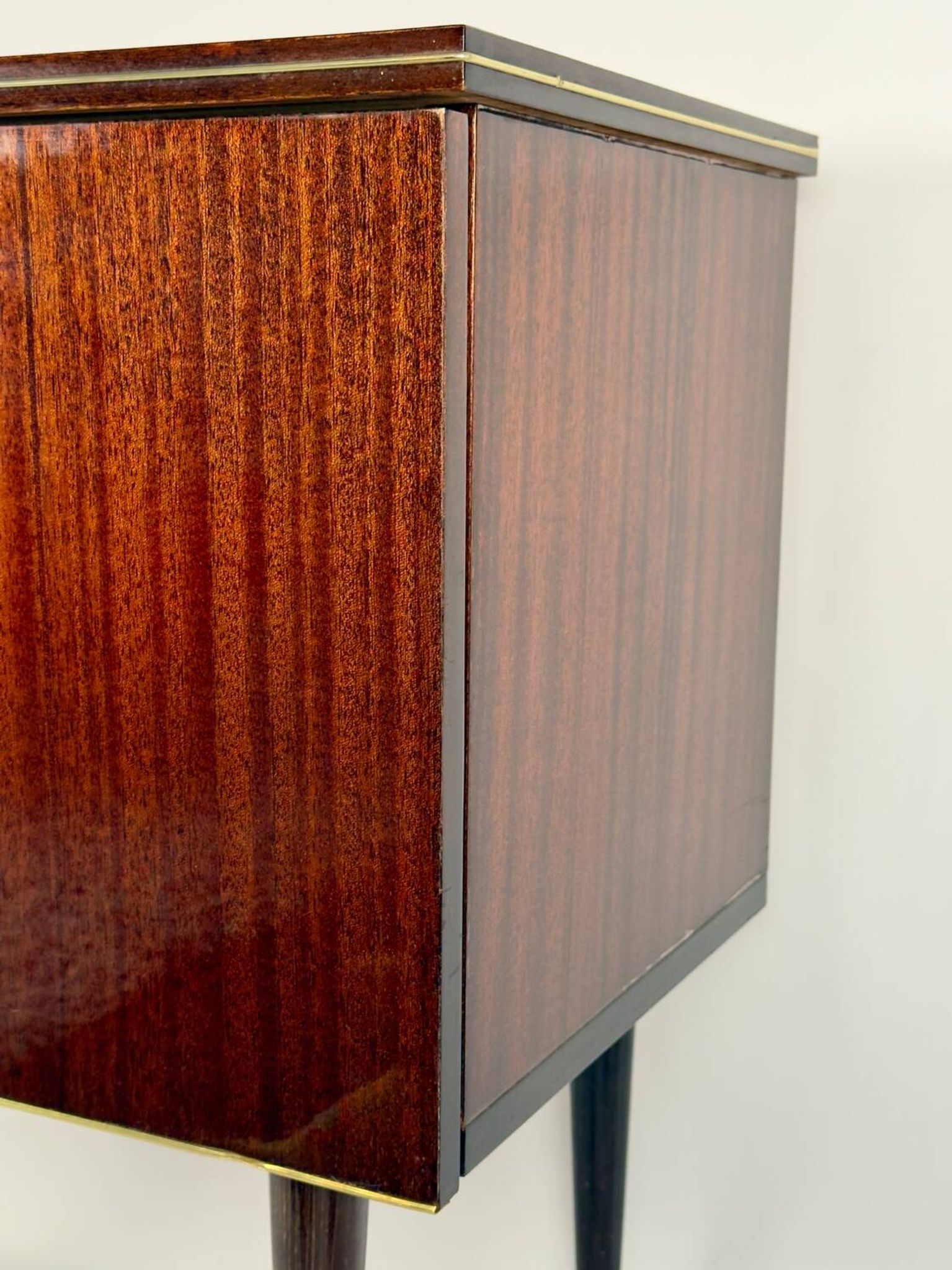 Meuble bar moderne du milieu du siècle sur roulettes en laiton – années 1960