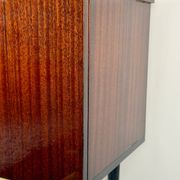 Meuble bar moderne du milieu du siècle sur roulettes en laiton – années 1960