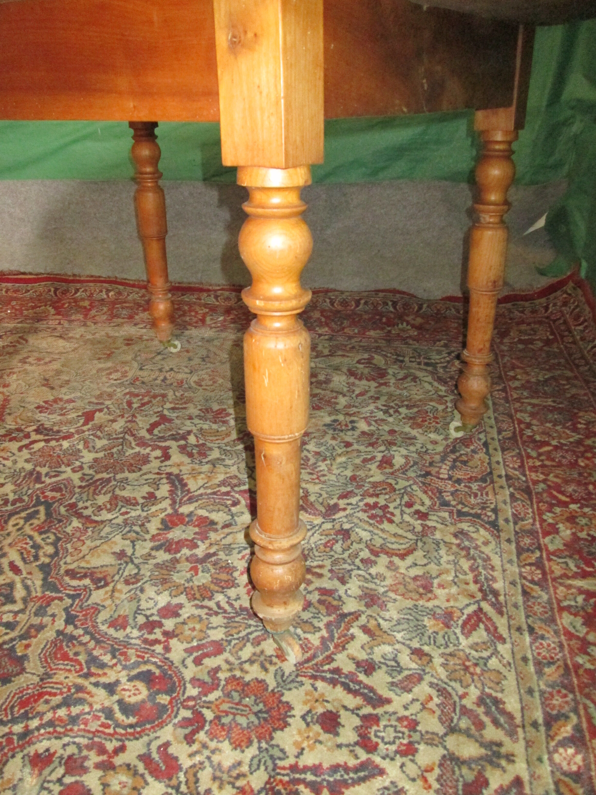 Round table in solid cherry