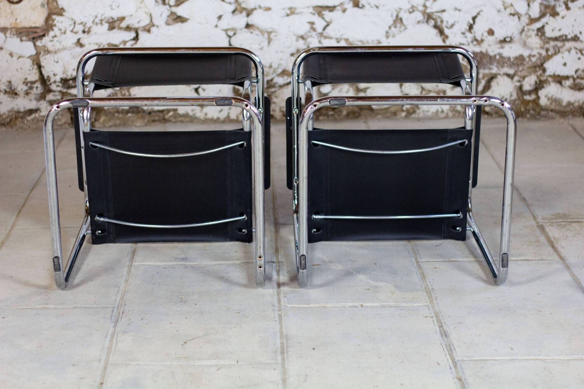 Pair of Bauhaus cantilever armchairs in chromed metal and leather, 1970