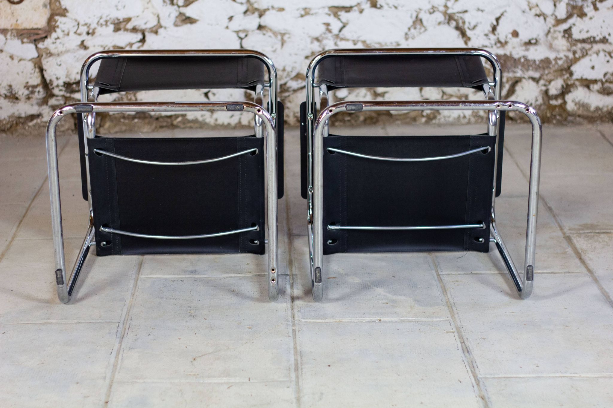Pair of Bauhaus cantilever armchairs in chromed metal and leather, 1970