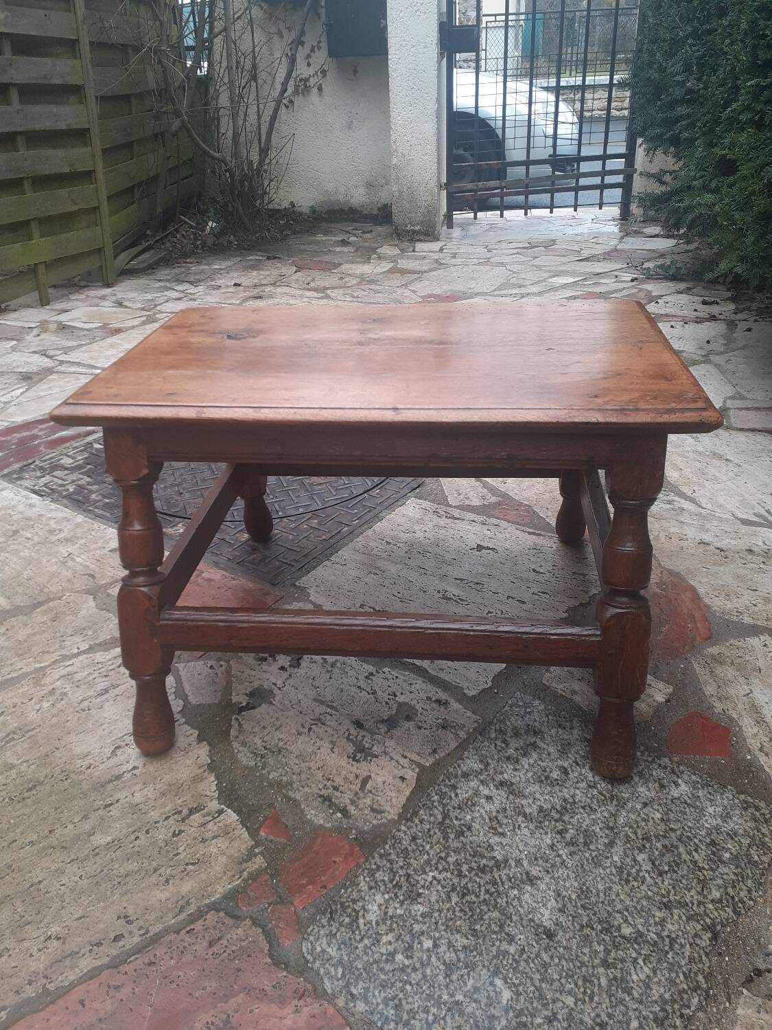 Low table with 2 small stools