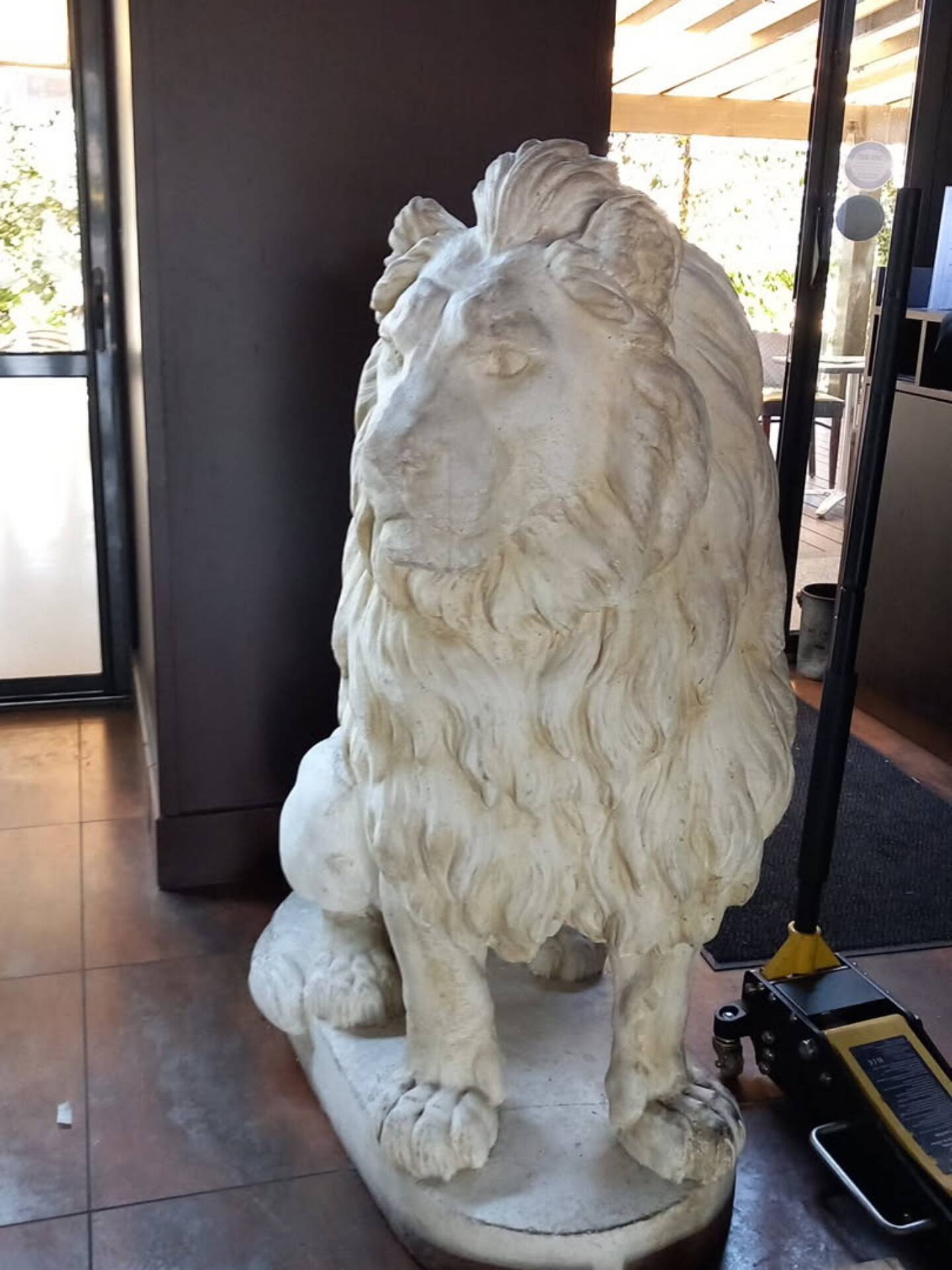 Le roi lion. en pierre 1m30 de haut 90 de long