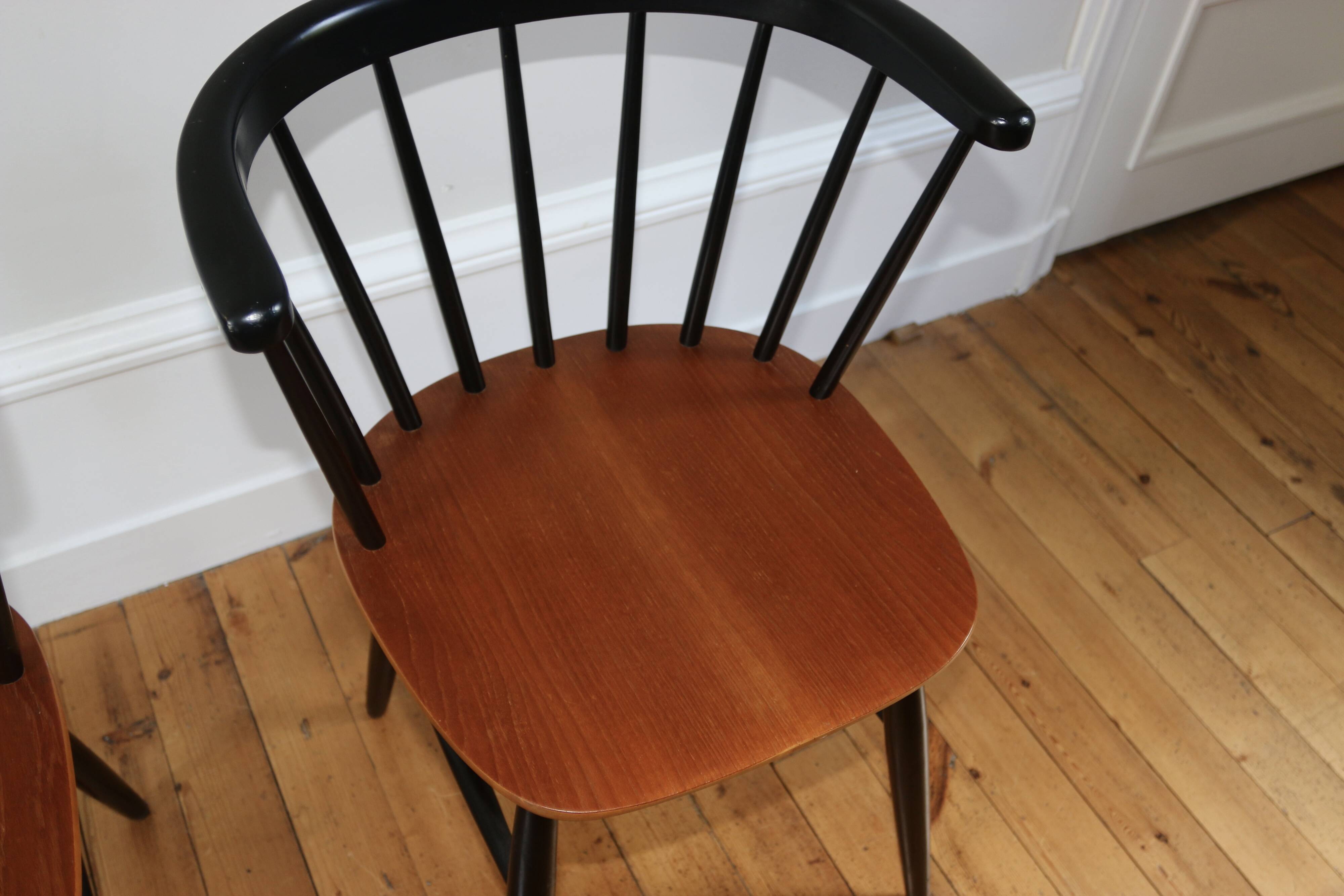 Paire de chaises scandinaves dans le goût de Tapiovaara, 1960