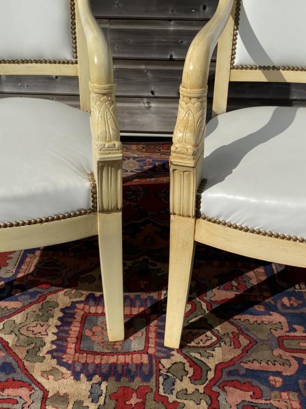 Paire de fauteuils aux dauphins d’époque empire en bois laqué