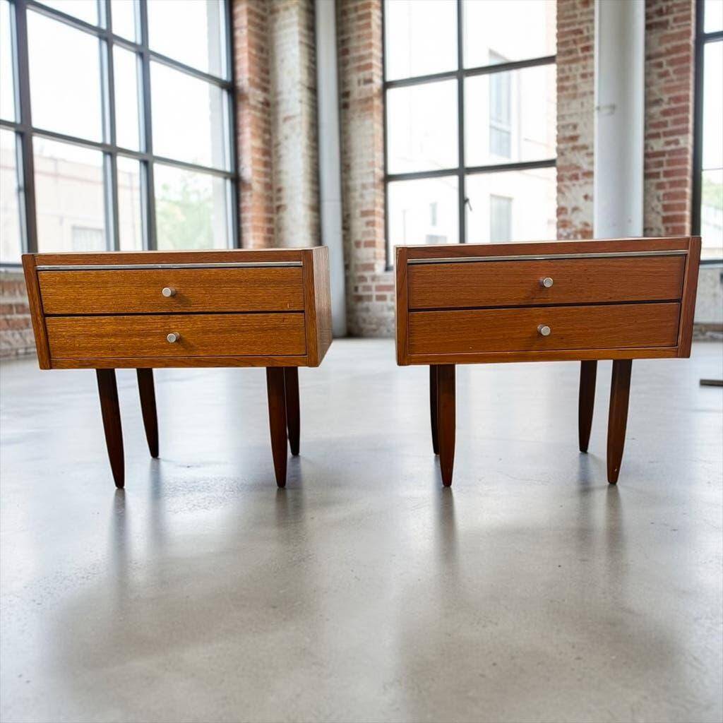 Set of 2 vintage wooden bedside tables/mini cabinets.