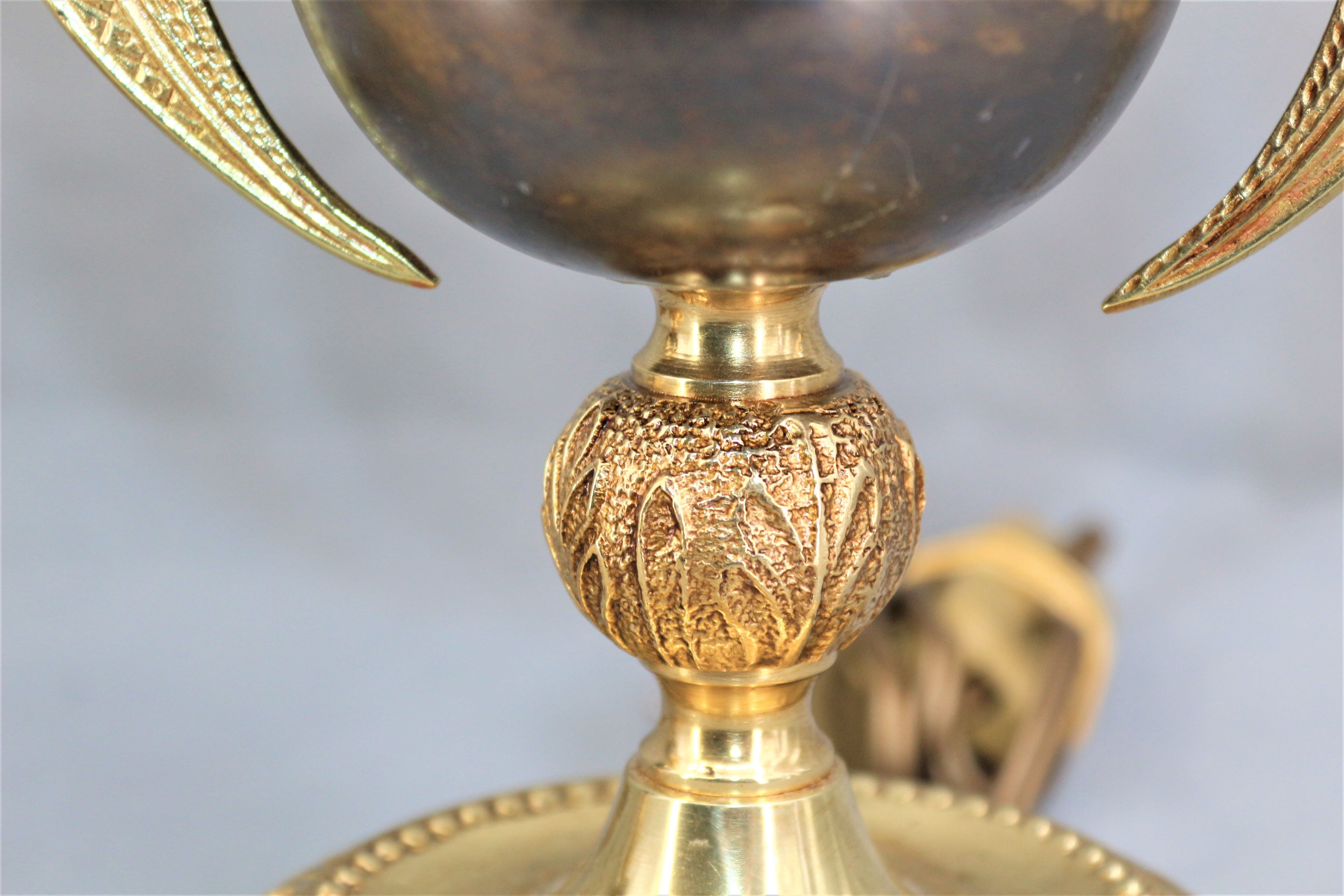 Paire de lampes en bronze doré patiné et verre renflé