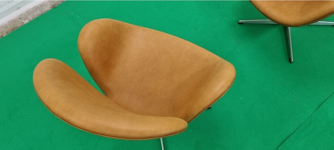 Pair Arne Jacobsen Swan chair Fritz Hansen