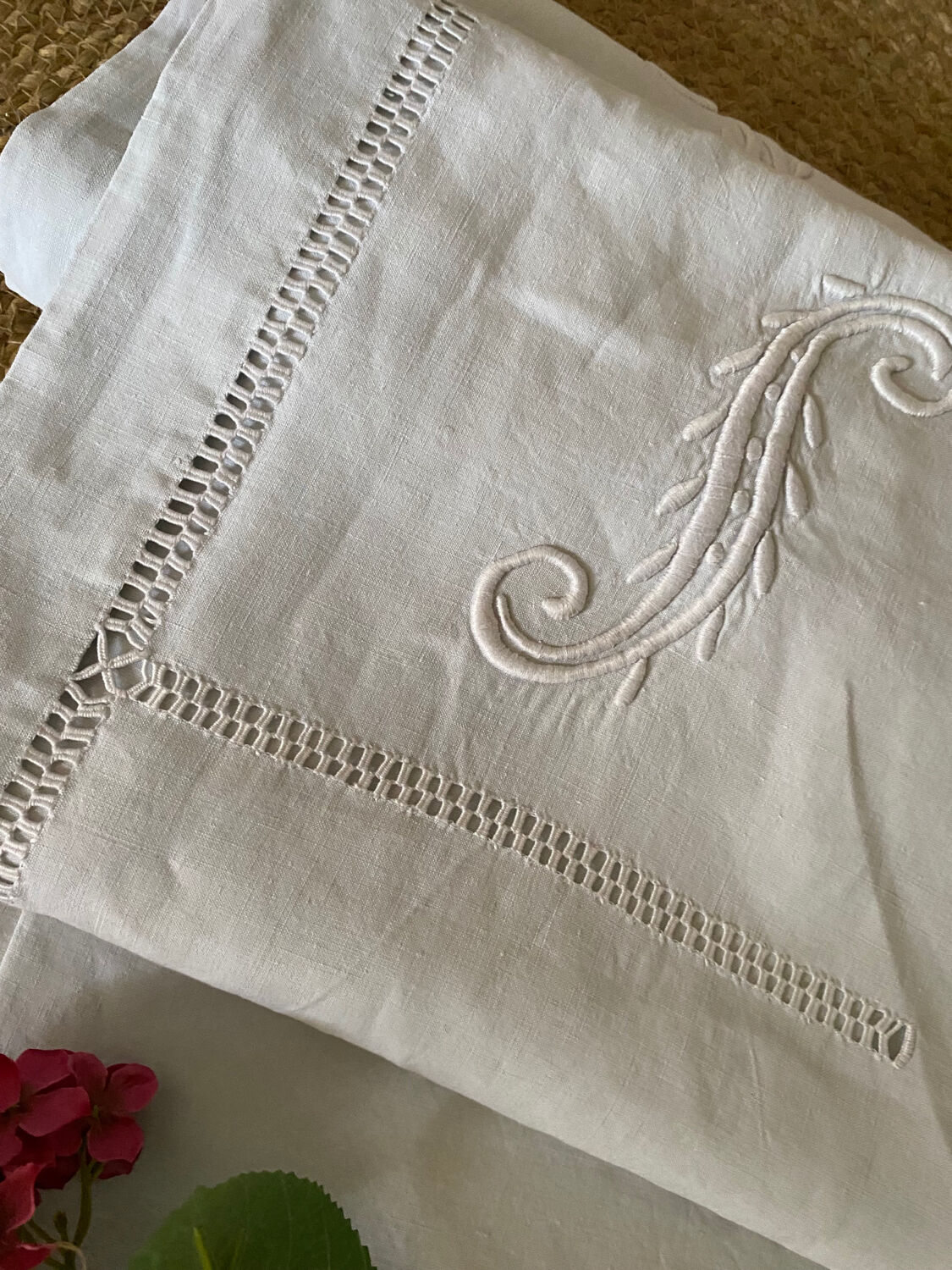 Drap ancien en fil de coton monogramme et brodé .