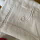 Drap ancien en fil de coton monogramme et brodé .