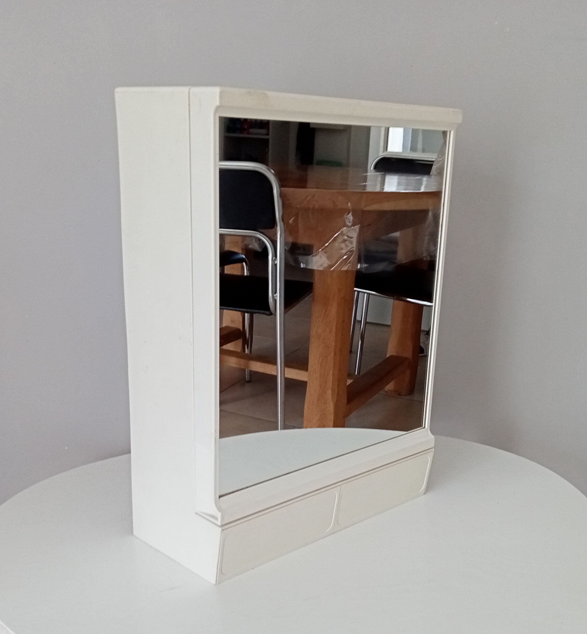 Vintage medicine cabinet 80s