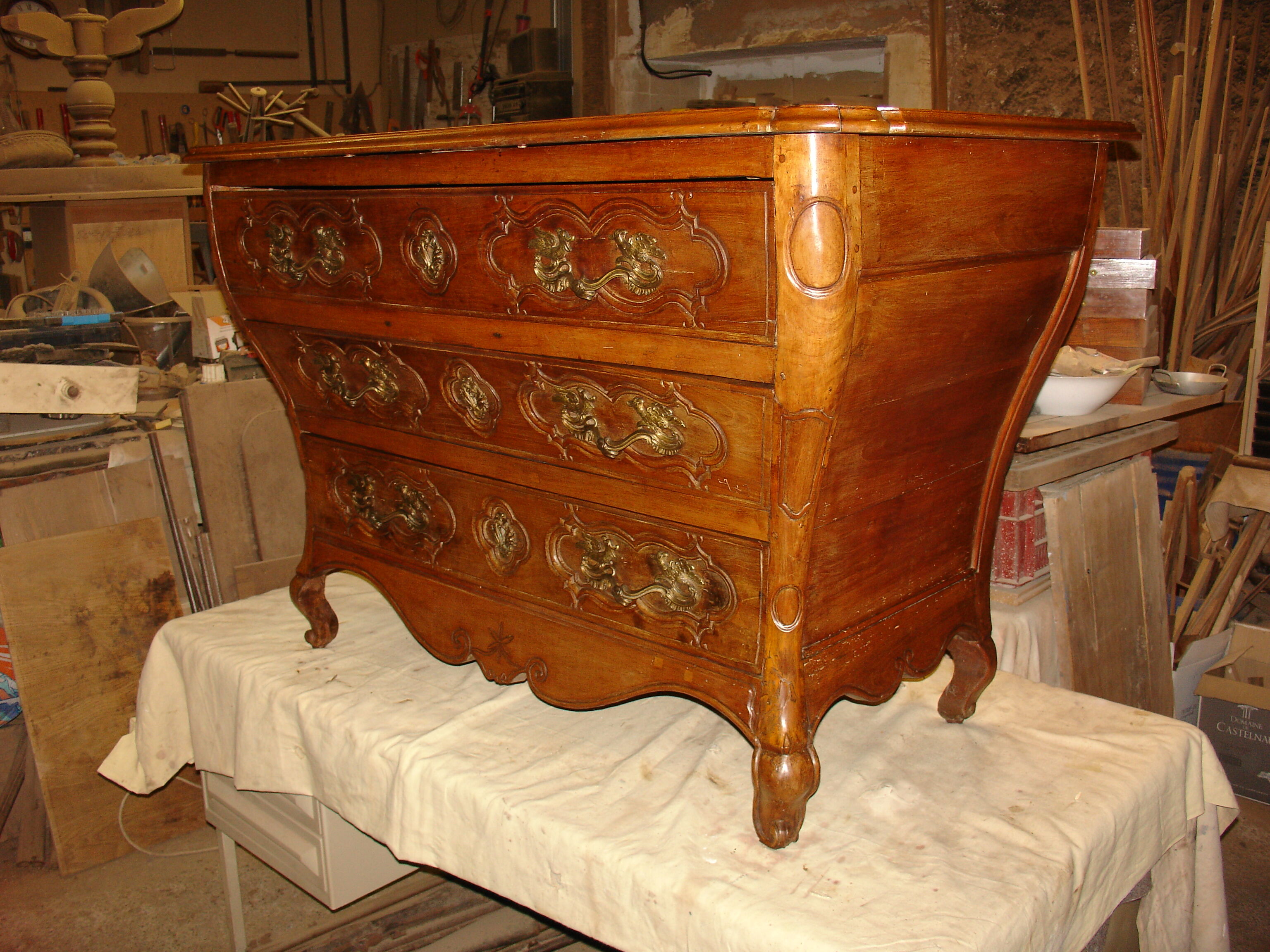 Commode dite "Tombeau" époque Régence de la fin du XVII siècle en merisier massif