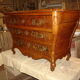 Commode dite "Tombeau" époque Régence de la fin du XVII siècle en merisier massif