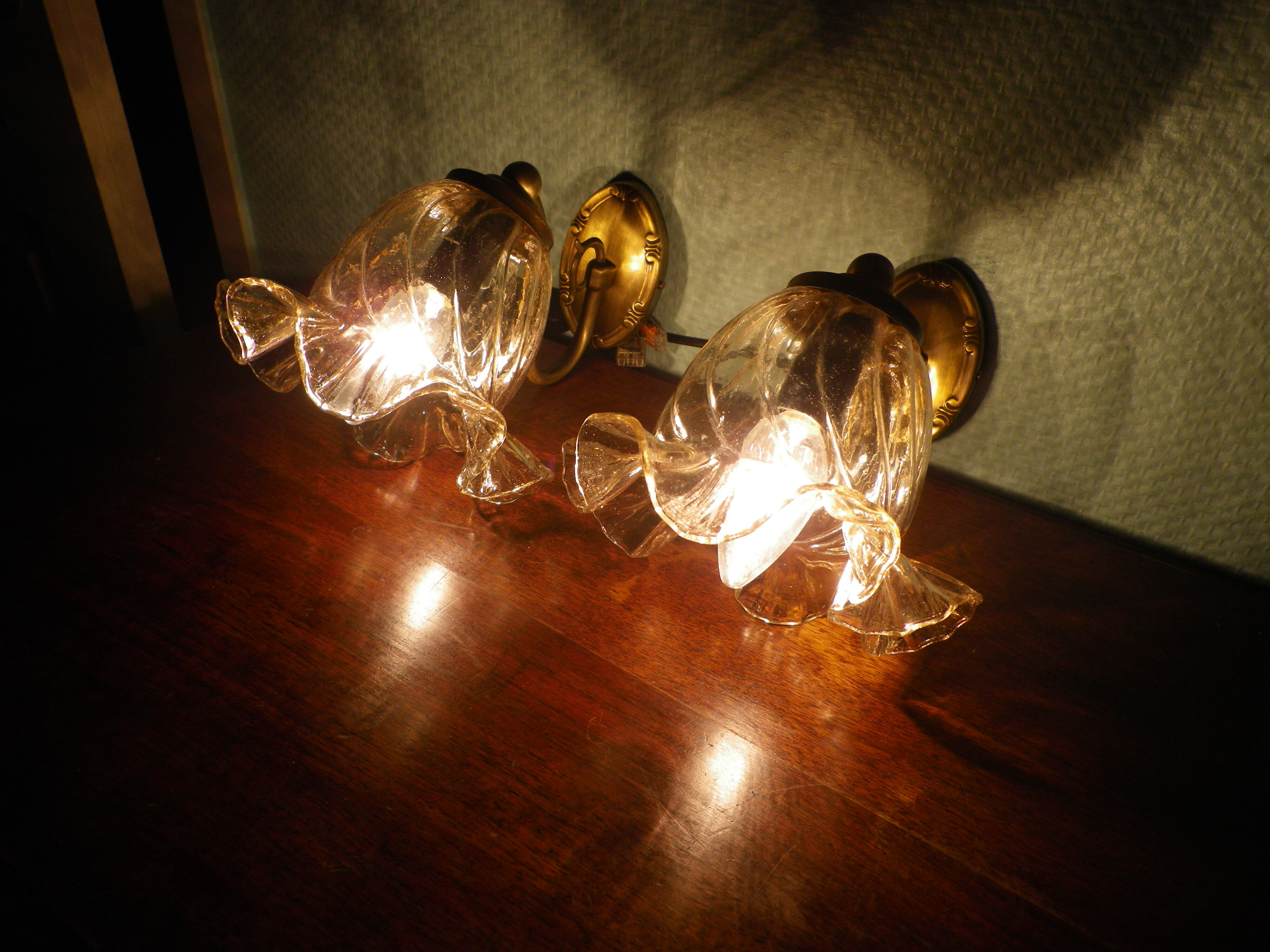 Wall lamps in gilded metal, verrine in the shape of amber glass corollas, 70s