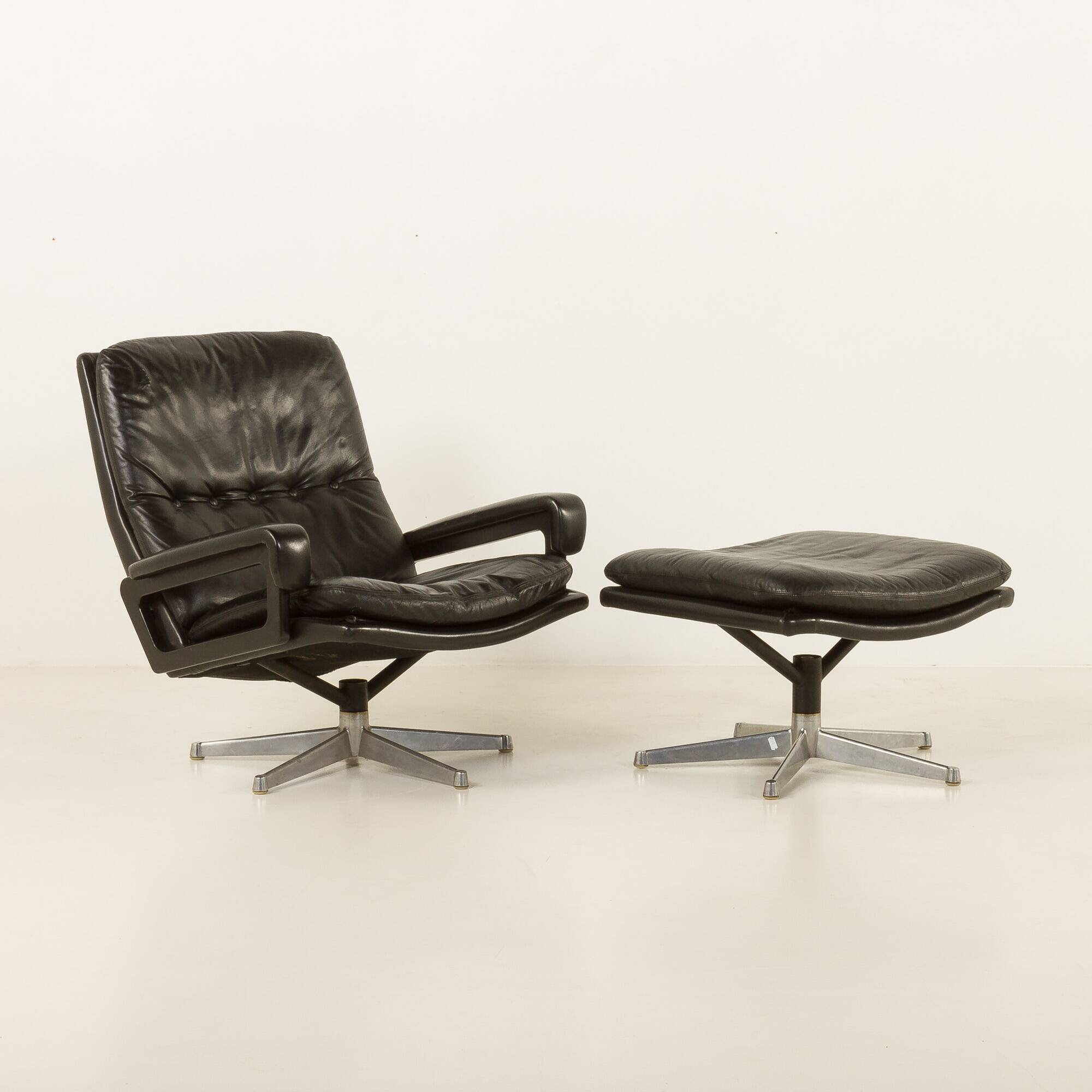 Fauteuil lounge vintage avec tabouret par André Vandenbrouck
