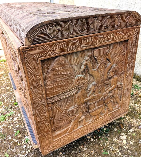 Ancien Grand Coffre Bois Exotique sculpté Afrique