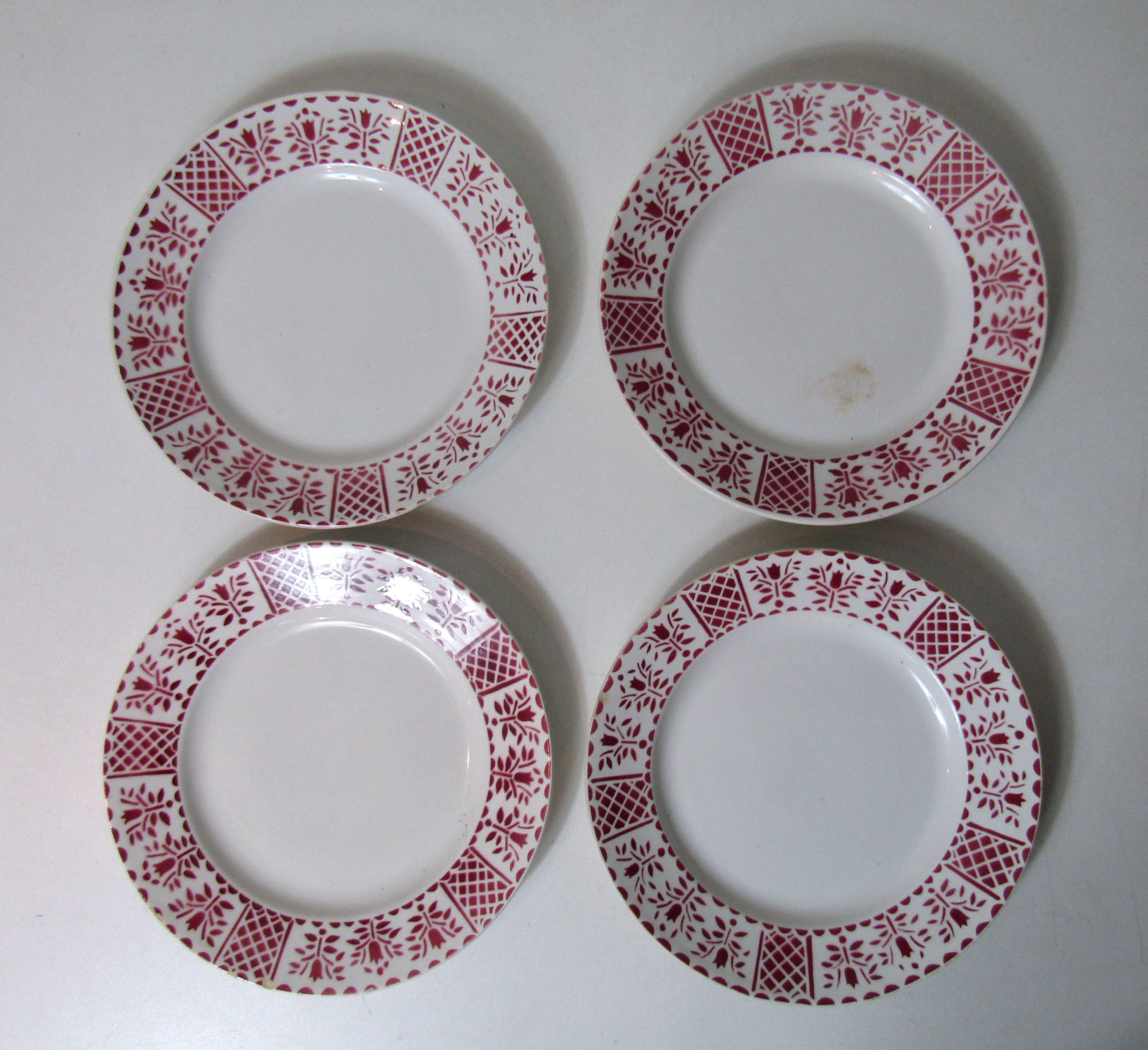 8 flat plates Moulin des Loups model red stone