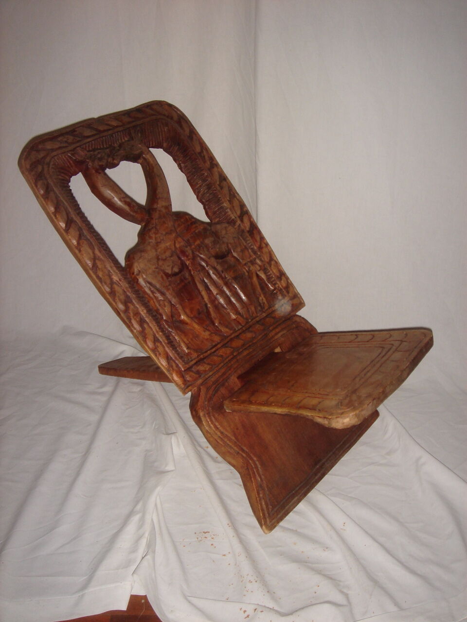Chaise à palabre pour enfant, bois sculpté girafe